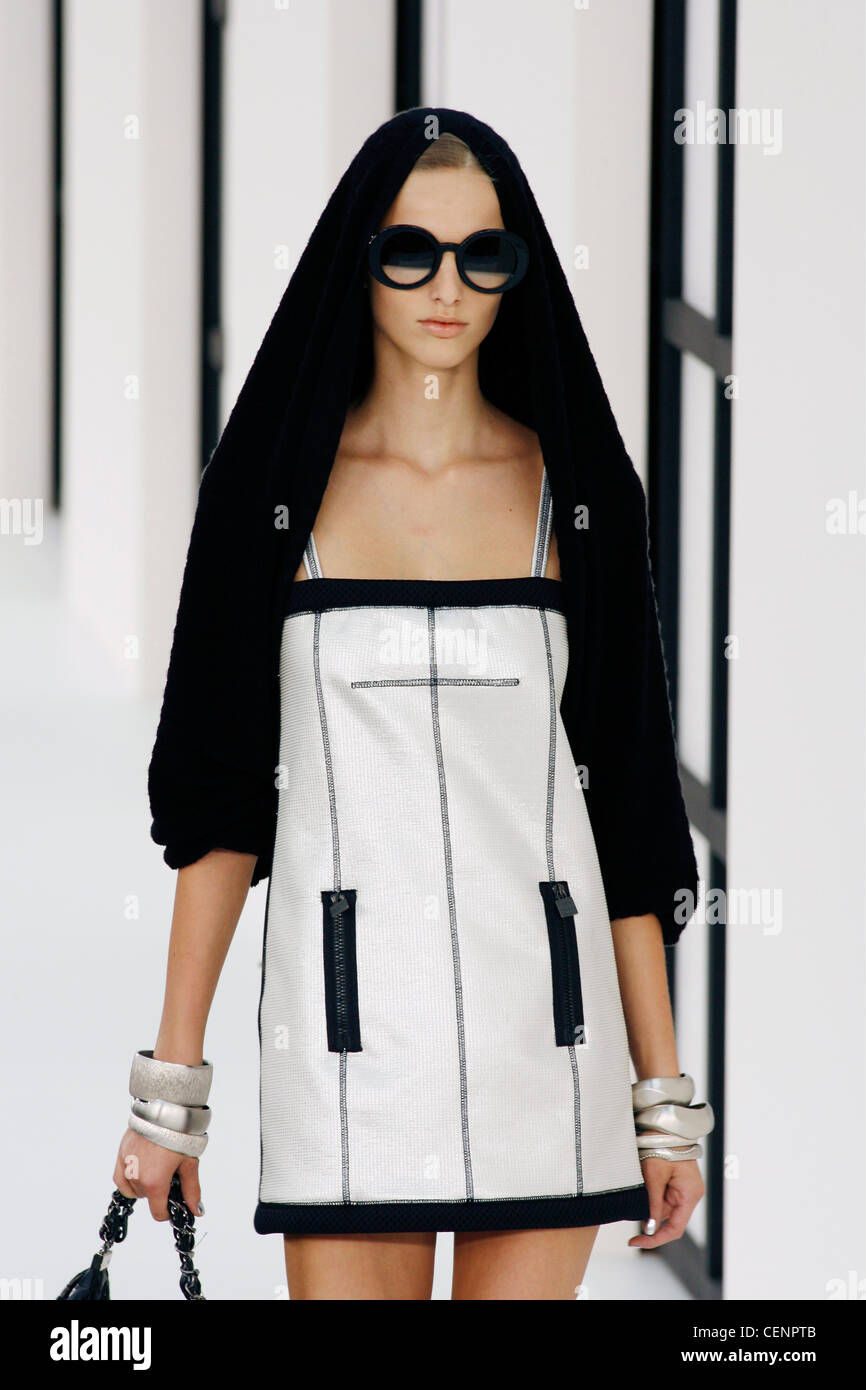 Chanel Paris Spring Summer Ready to Wear Model wearing black round frame  glasses black and clear lenses black , white mini Stock Photo - Alamy