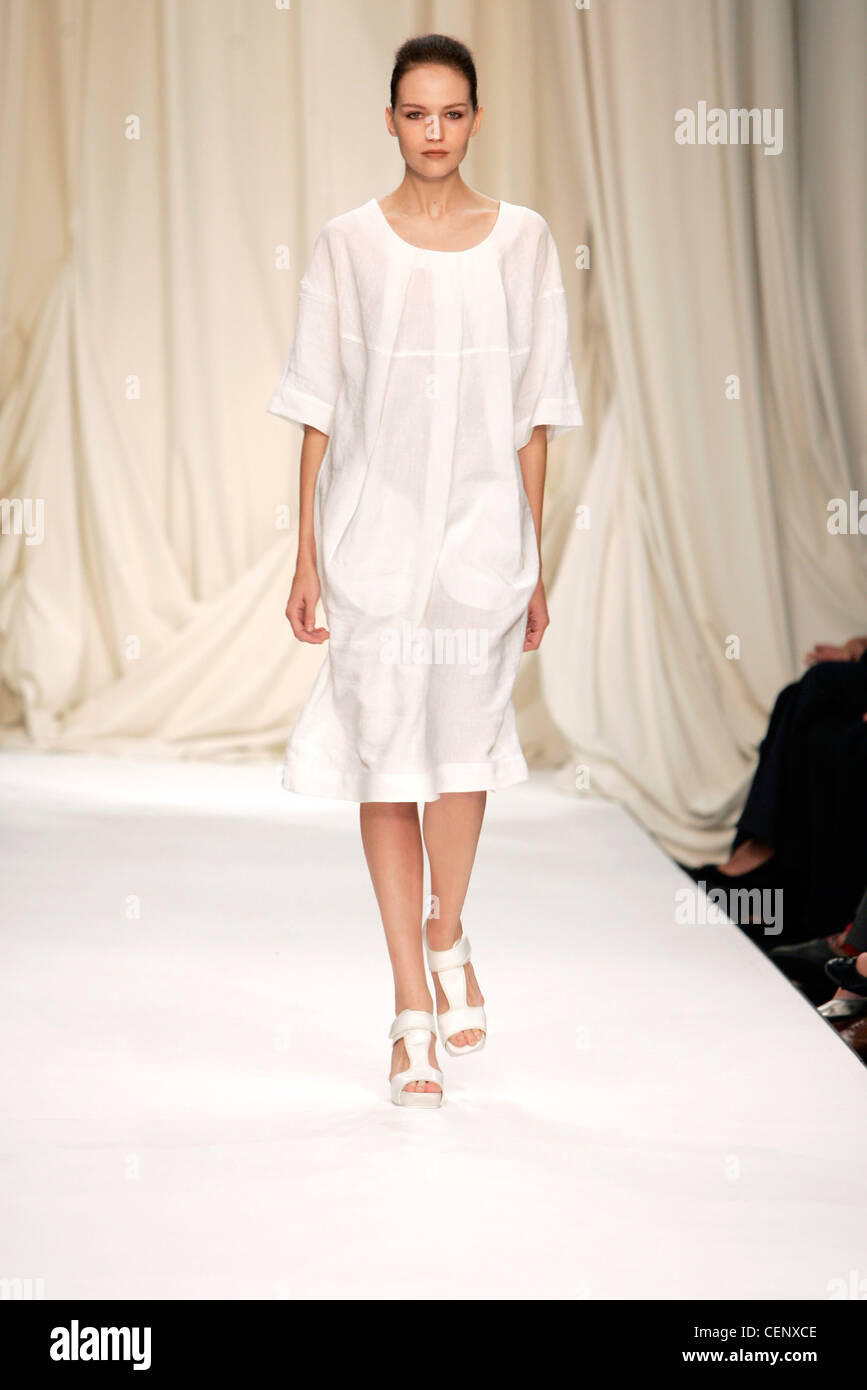 Betty Jackson London Ready to Wear Spring Summer Plain white knee ...