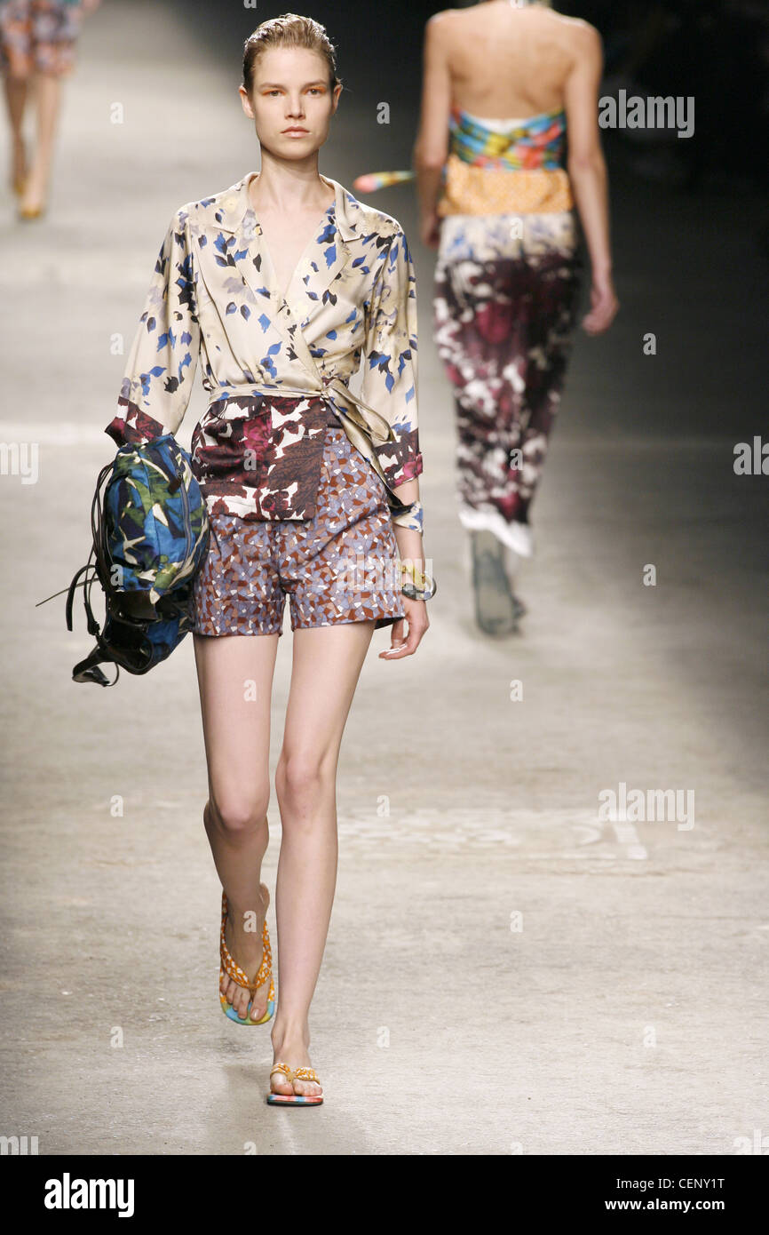 Dries Van Noten Paris Ready to Wear Spring Summer Prints: print kimono wrap  top and spotted shorts, leaf print bag and flip Stock Photo - Alamy