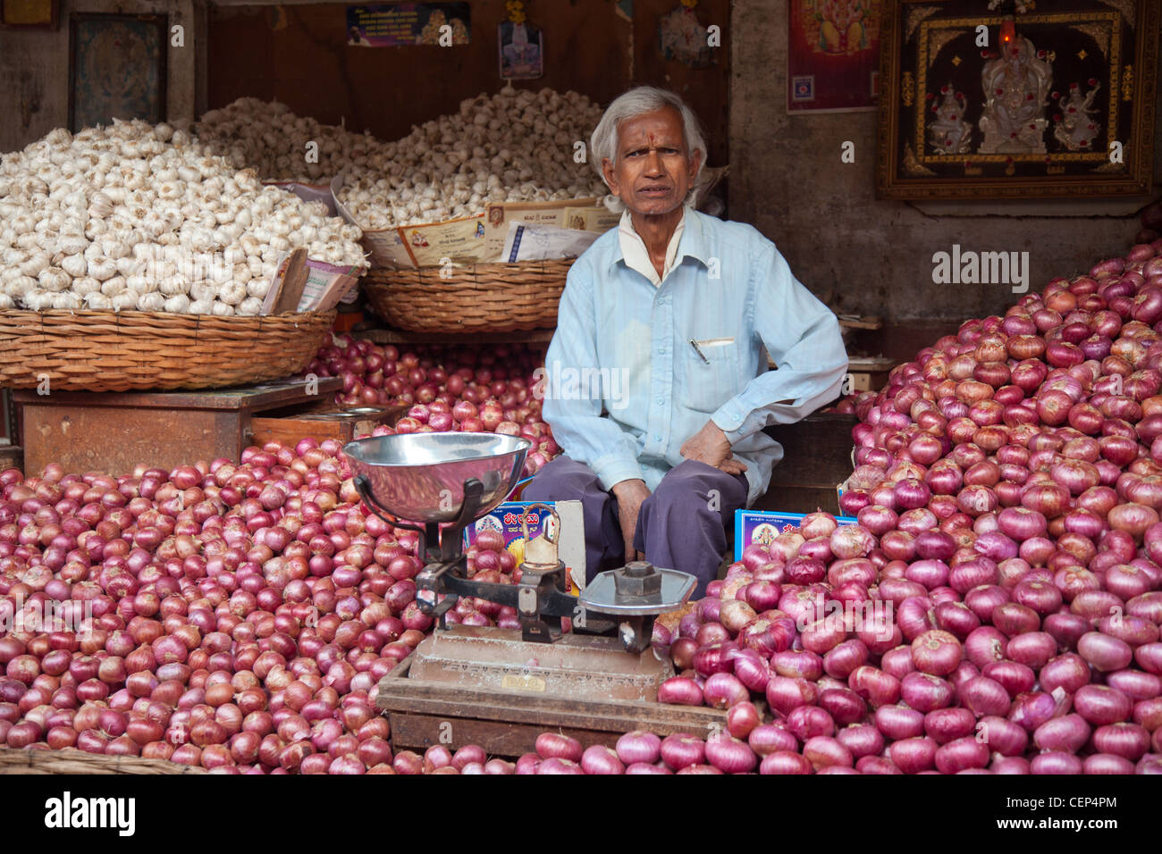 Onion vendor hi-res stock photography and images - Alamy