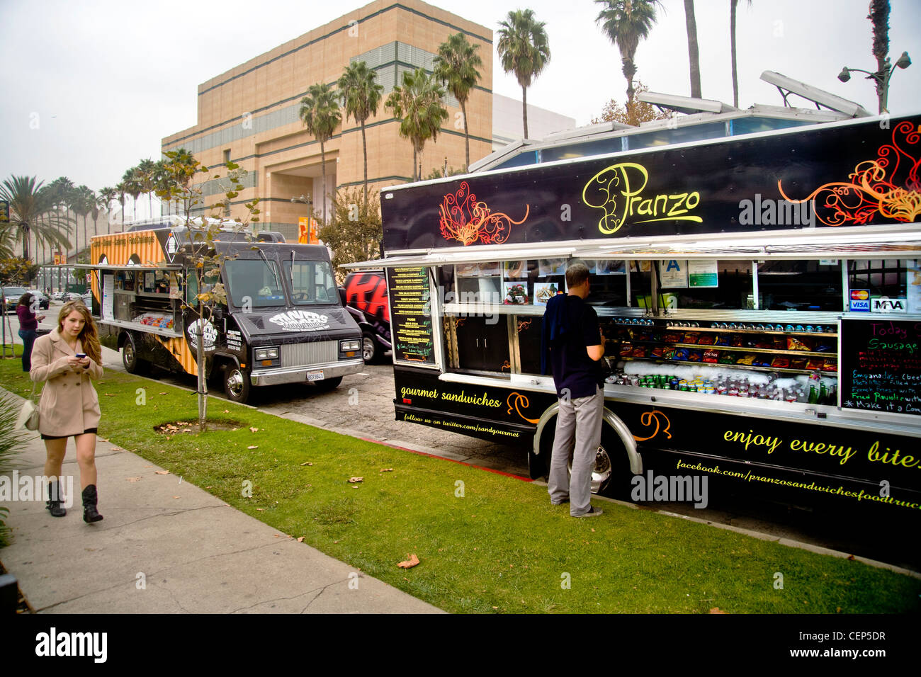 Gourmet food vans serve noontime lunch on Wilshire Boulevard, Los Angeles. Los Angeles County Museum of Art in background. Stock Photo