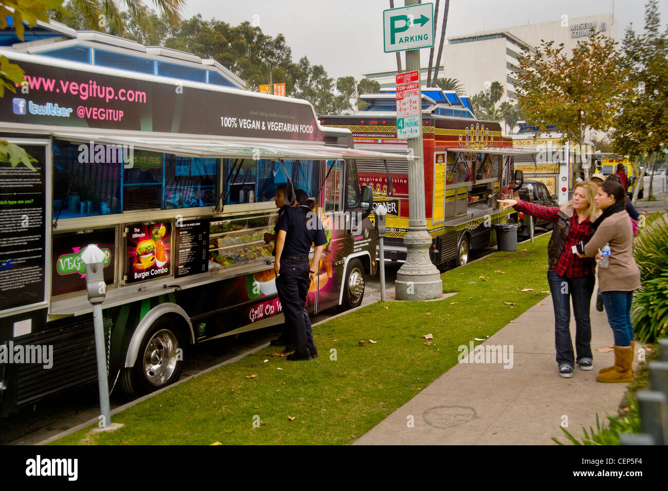 Gourmet food vans serve noontime lunch on Wilshire Boulevard, Los Angeles. Stock Photo