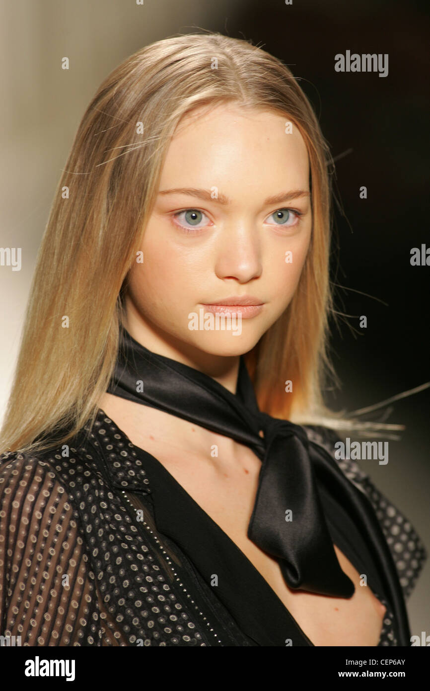 Chloe Paris Ready to Wear Autumn Winter Natural makeup and straight hair on  Australian model Gemma Ward wearing a black tie and Stock Photo - Alamy