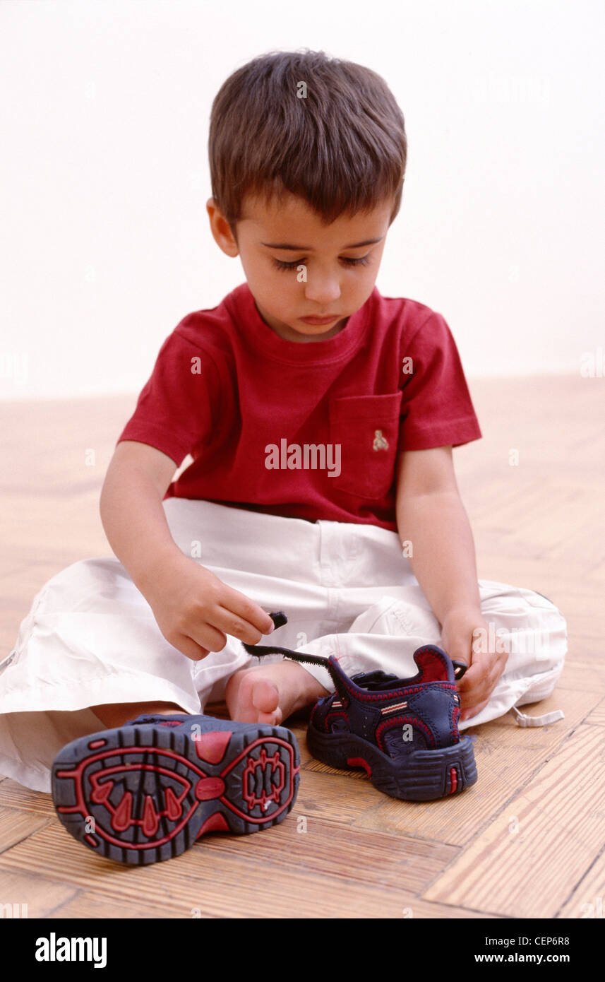 helgen Tragisk Gå tilbage Red shoes on toddler hi-res stock photography and images - Alamy
