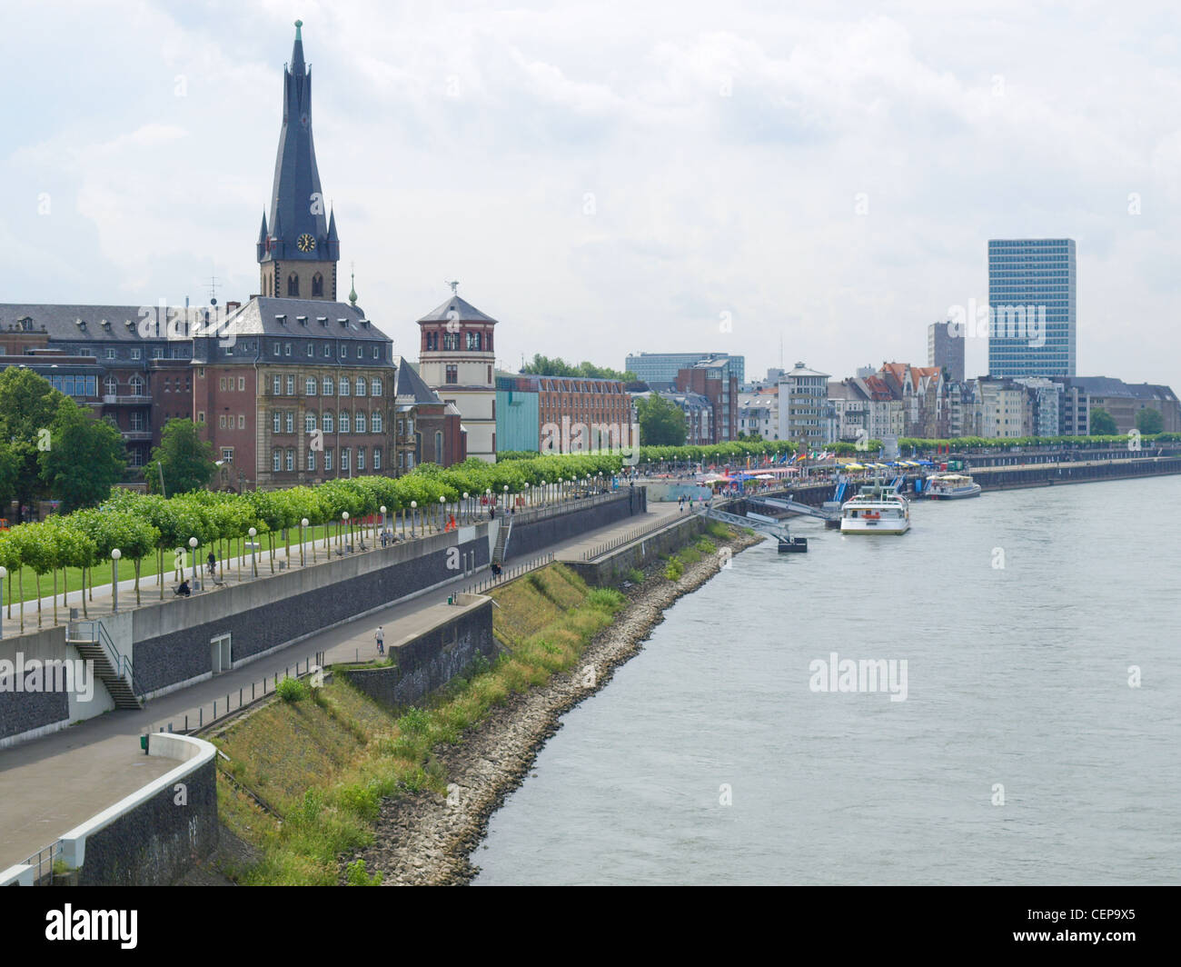 Duesseldorf rhine skyline panorama hi-res stock photography and images ...