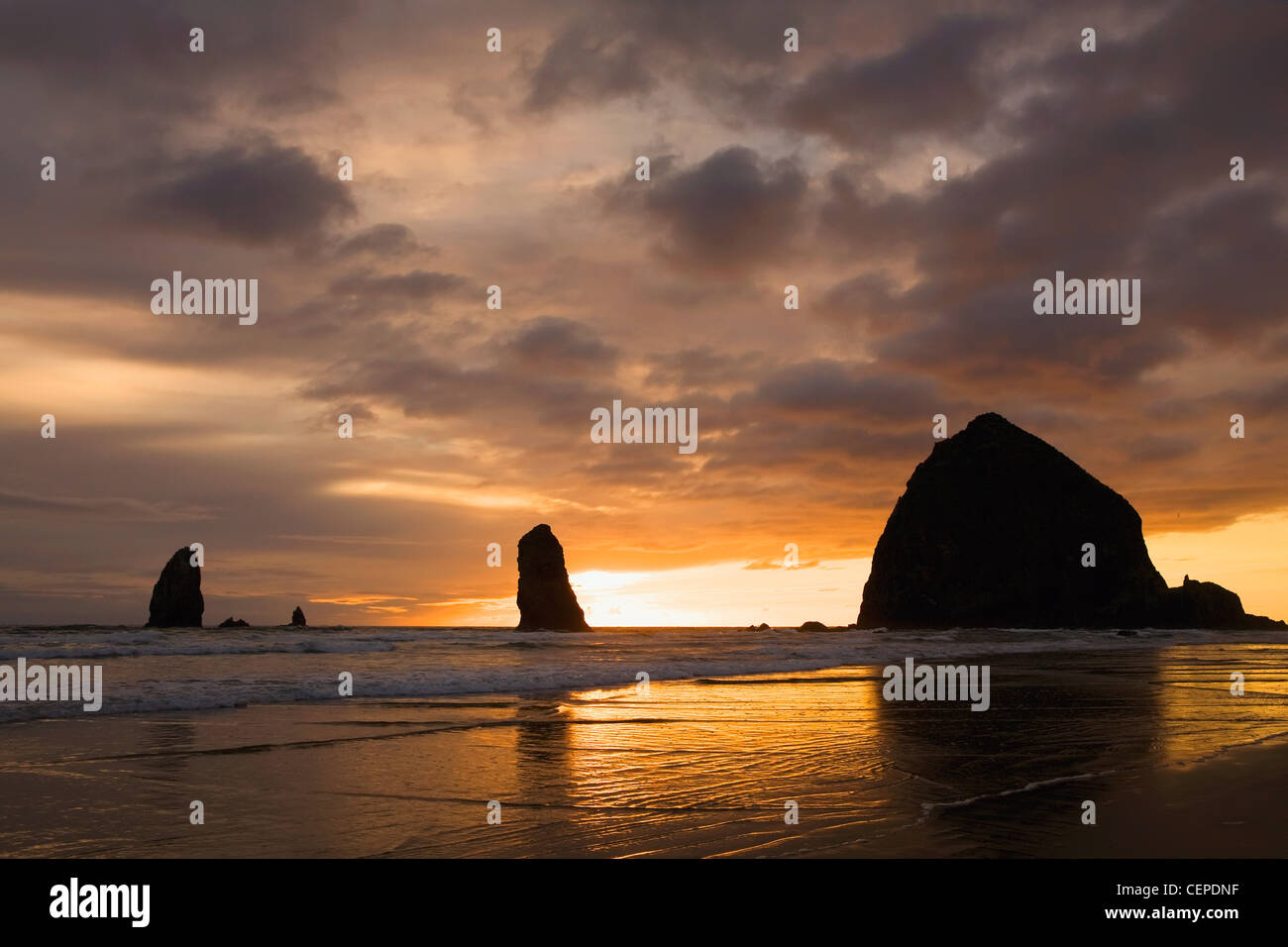 Sunset silhouettes cannon beach hi-res stock photography and images - Alamy