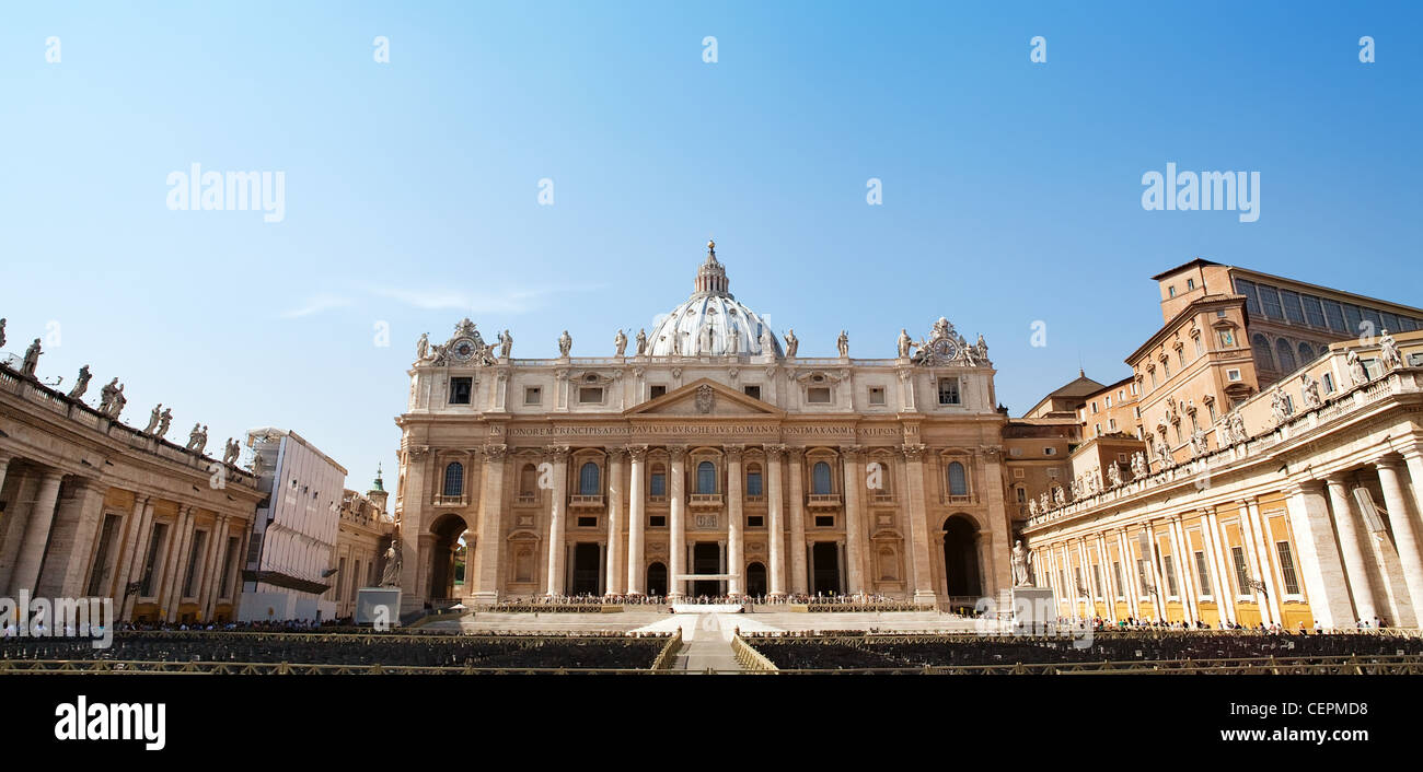 Front view of Saint Peter's Cathedral (Basilica Di San Pietro), Vatican, Rome, Italy Stock Photo