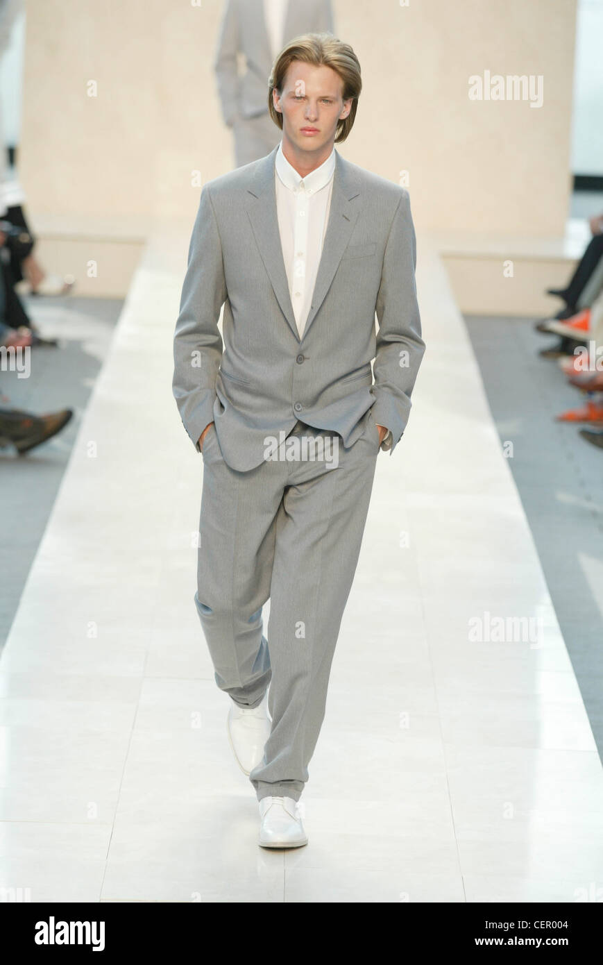 Keepall prism Louis Vuitton - StreetStyle at Louis Vuitton - Paris Fashion  Week Men F/W 2019-2020 Stock Photo - Alamy