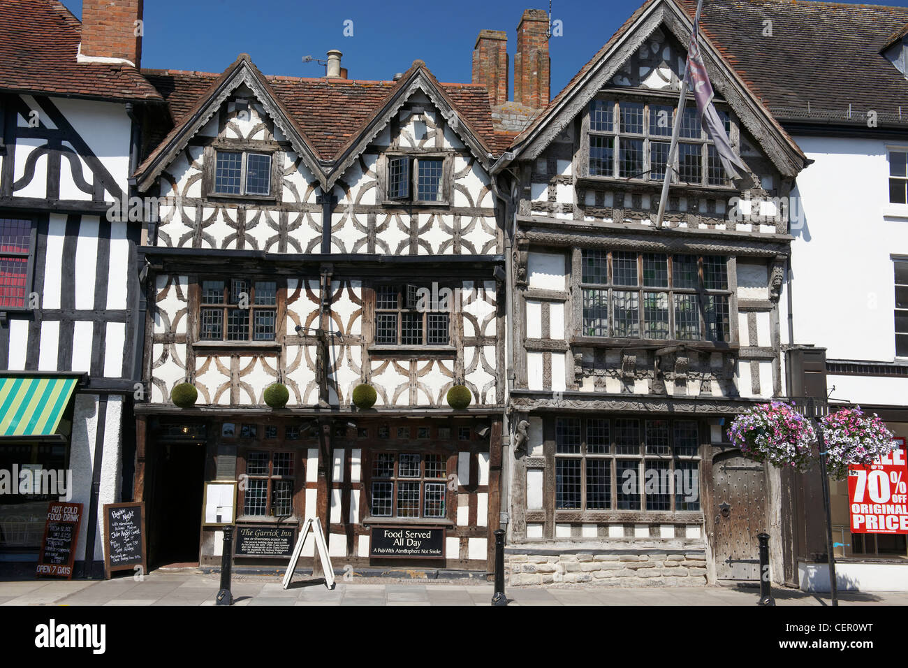 The Garrick Inn and Harvard House on the main high street in Stratford-upon-Avon. The Garrick Inn is a traditional black and whi Stock Photo