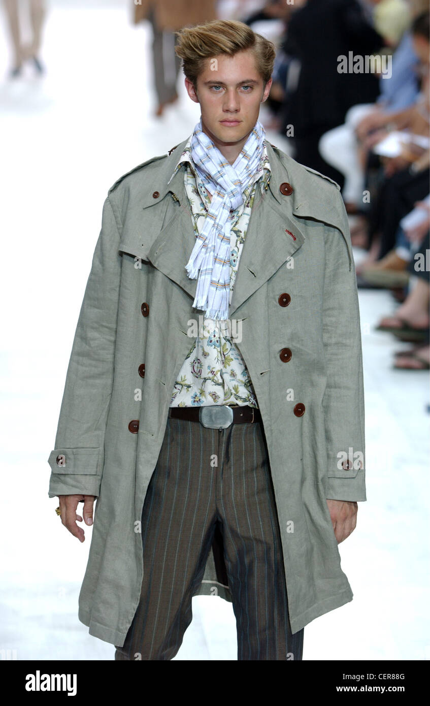 Insecten tellen stopcontact Oneffenheden Paul Smith Paris Menswear S S Male model wearing grey trench coat over  printed shirt and pinstriped trousers accessorized light Stock Photo - Alamy