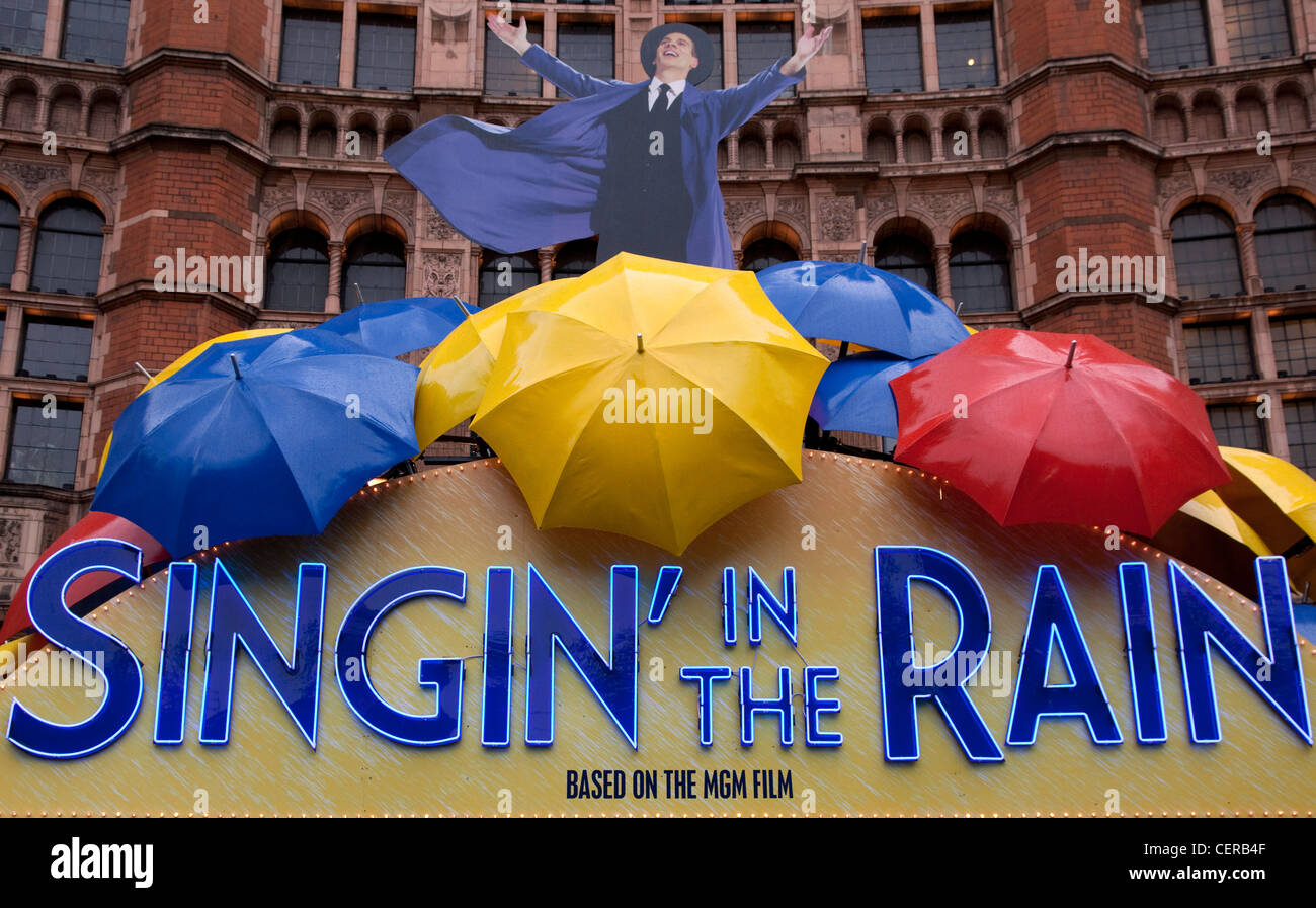 Singin' In The Rain musical at Palace Theatre, London - in the rain Stock Photo
