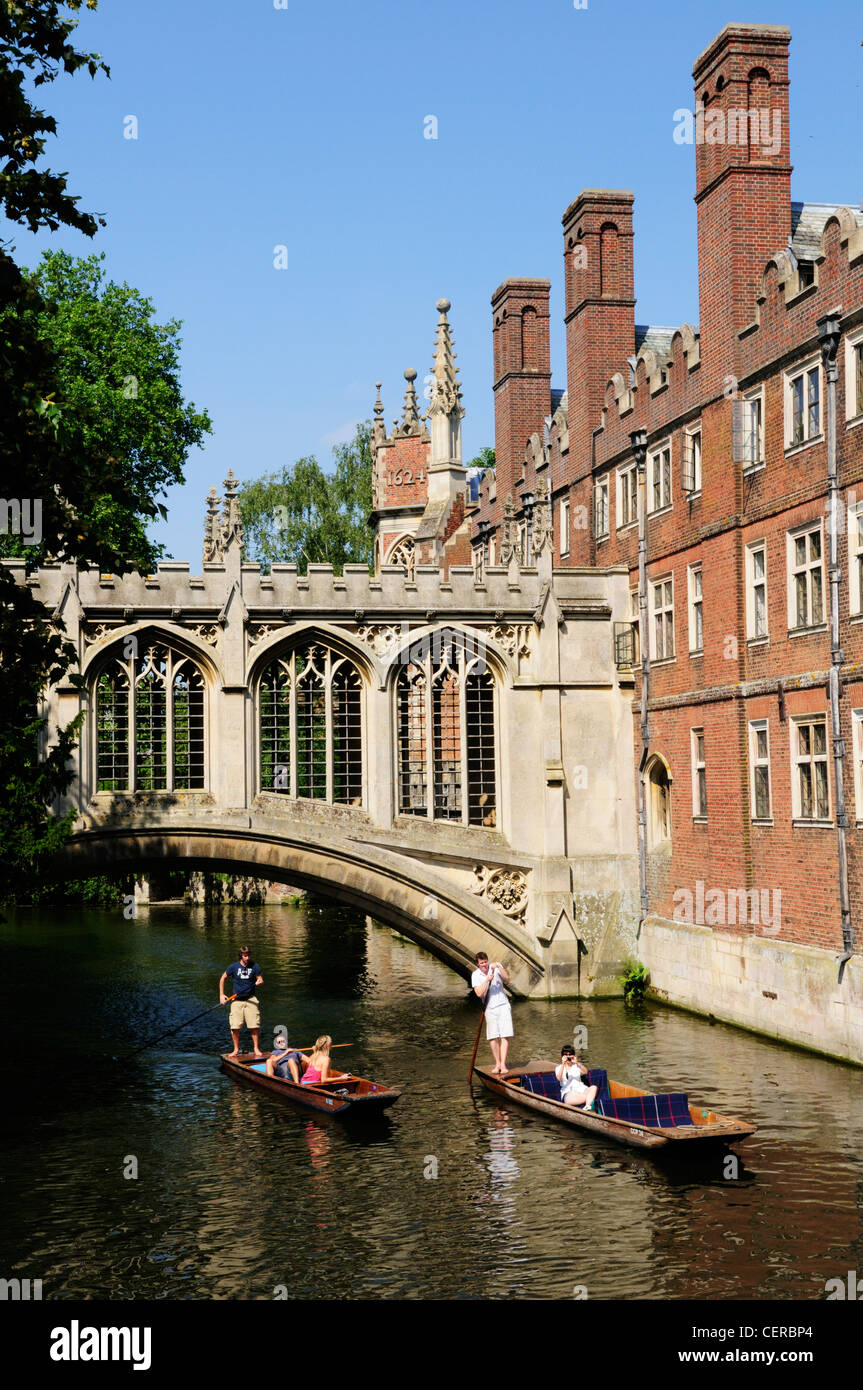 Punting on the River Cam by the Bridge of Sighs, a covered bridge built in 1831 connecting the Third Court and New Court of St J Stock Photo