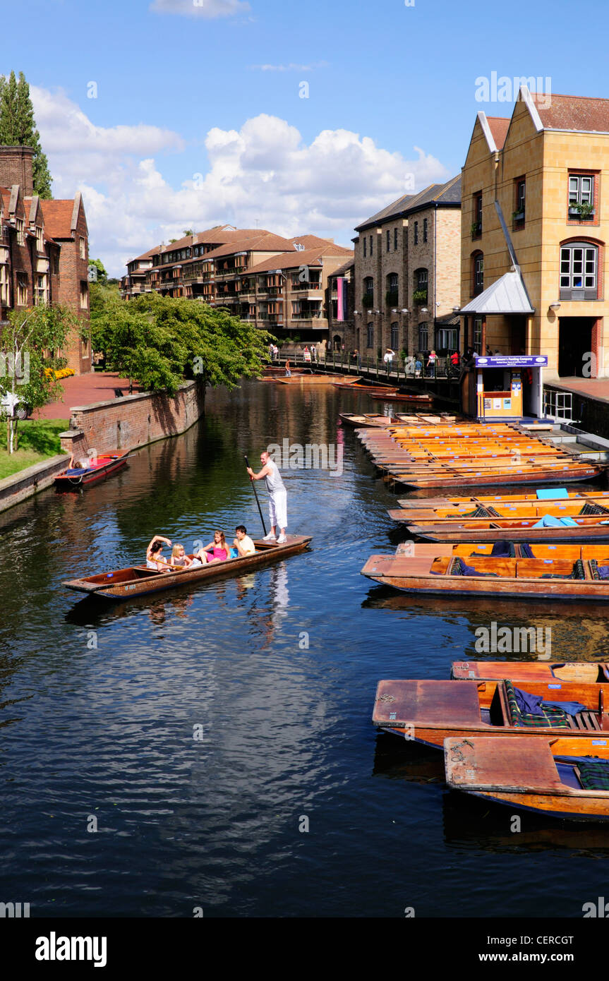 Tourists punting on the River Cam in the Quayside area of Cambridge near Magdalene Bridge. Stock Photo