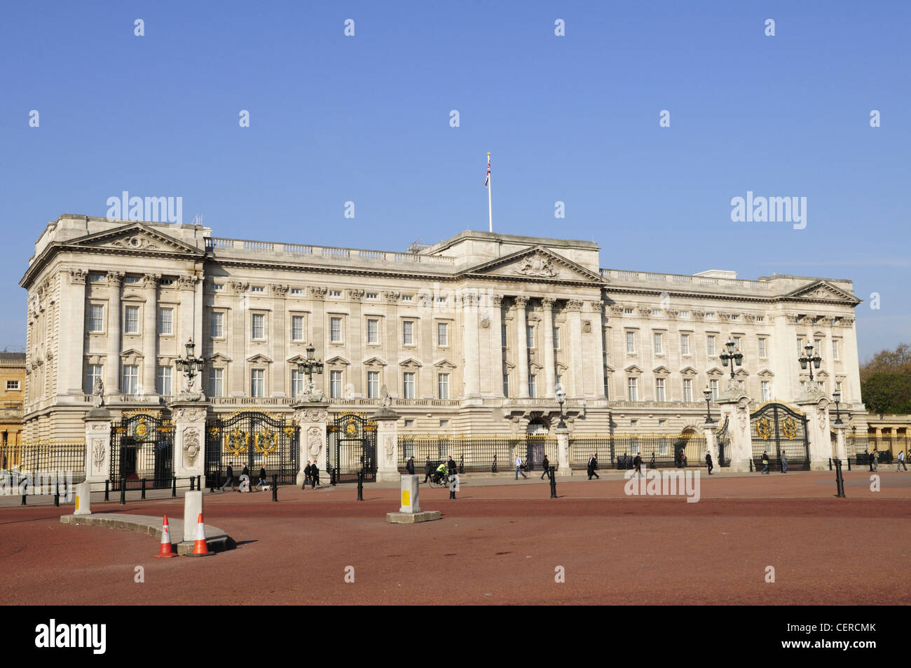 Buckingham Palace, the official London residence of Britain's sovereigns since 1837 and the administrative headquarters of the M Stock Photo
