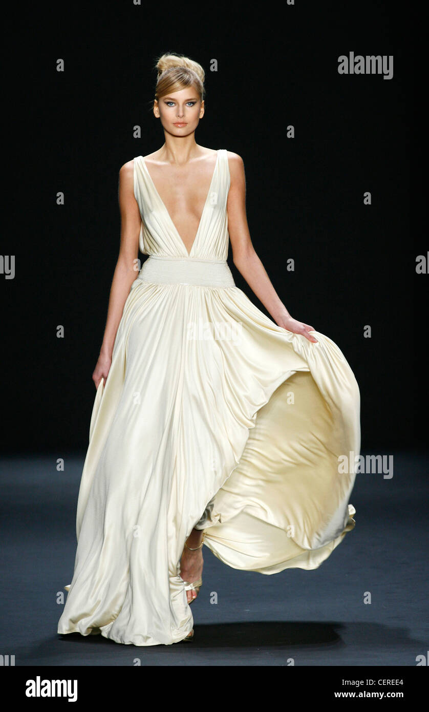 princess polly baby blue dress Bill Blass New York Ready to Wear Autumn Winter Model Hana Soukupova  wearing flolength pleated cream colour dress deep slashed Stock Photo