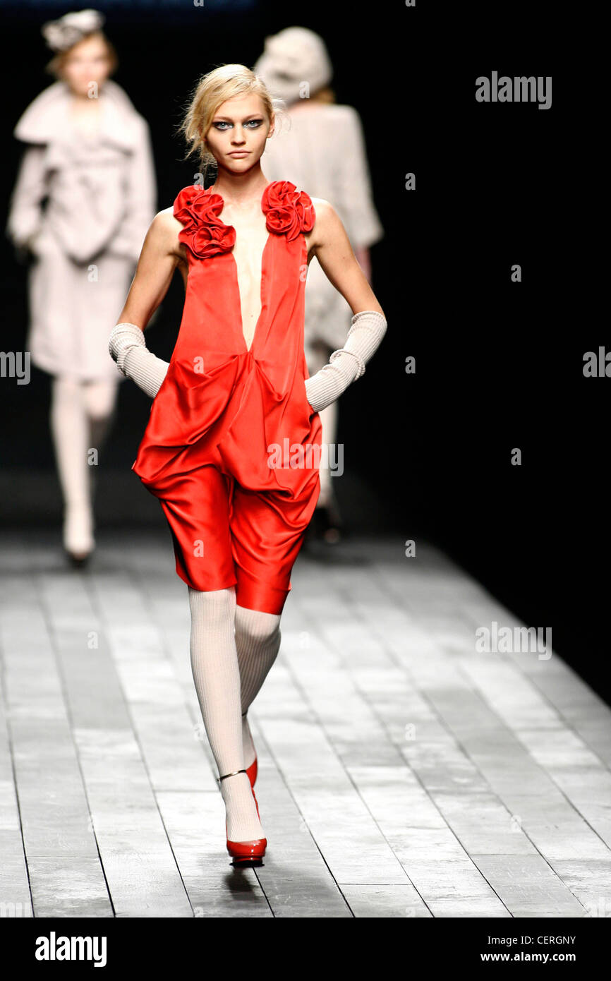 Beige dress with red shoes outlet