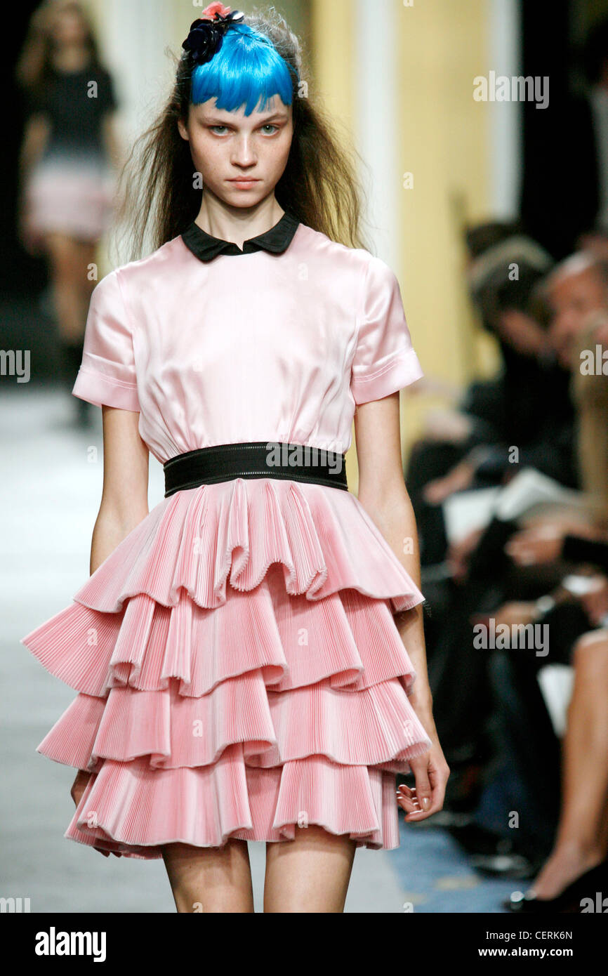 Luella Bartley London Ready to Wear Spring Summer Shocking blue hair brunette ponytail, pale pink short sleeved multi tiered Stock Photo - Alamy Luella Bartley London Ready to Wear Spring Summer Shocking blue hair brunette ponytail, pale pink short sleeved multi tiered Stock Photo - Alamy