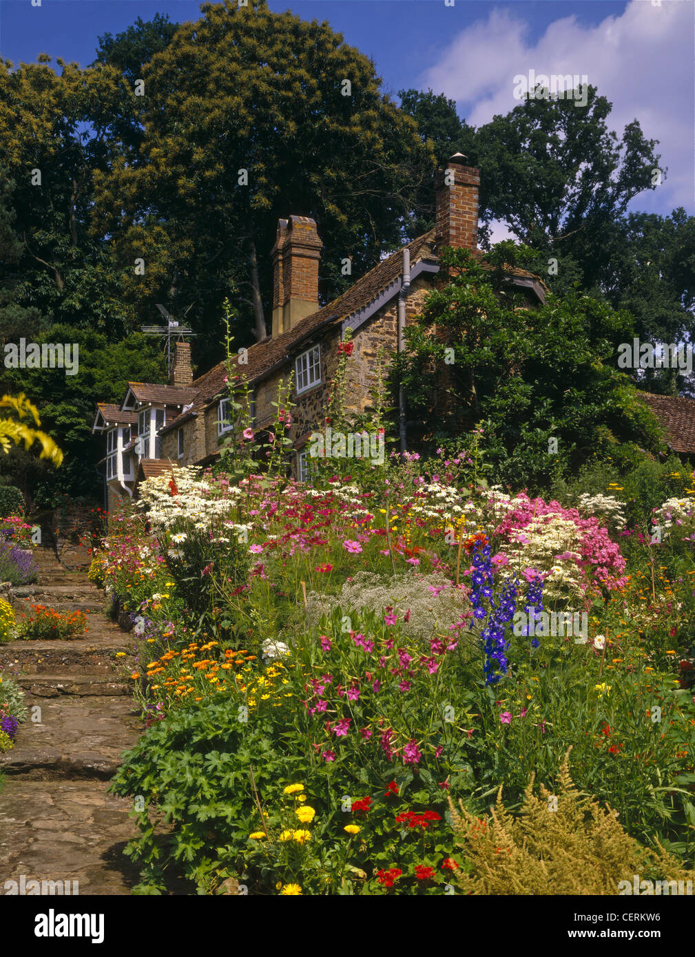 English cottage garden steps hi-res stock photography and images - Alamy