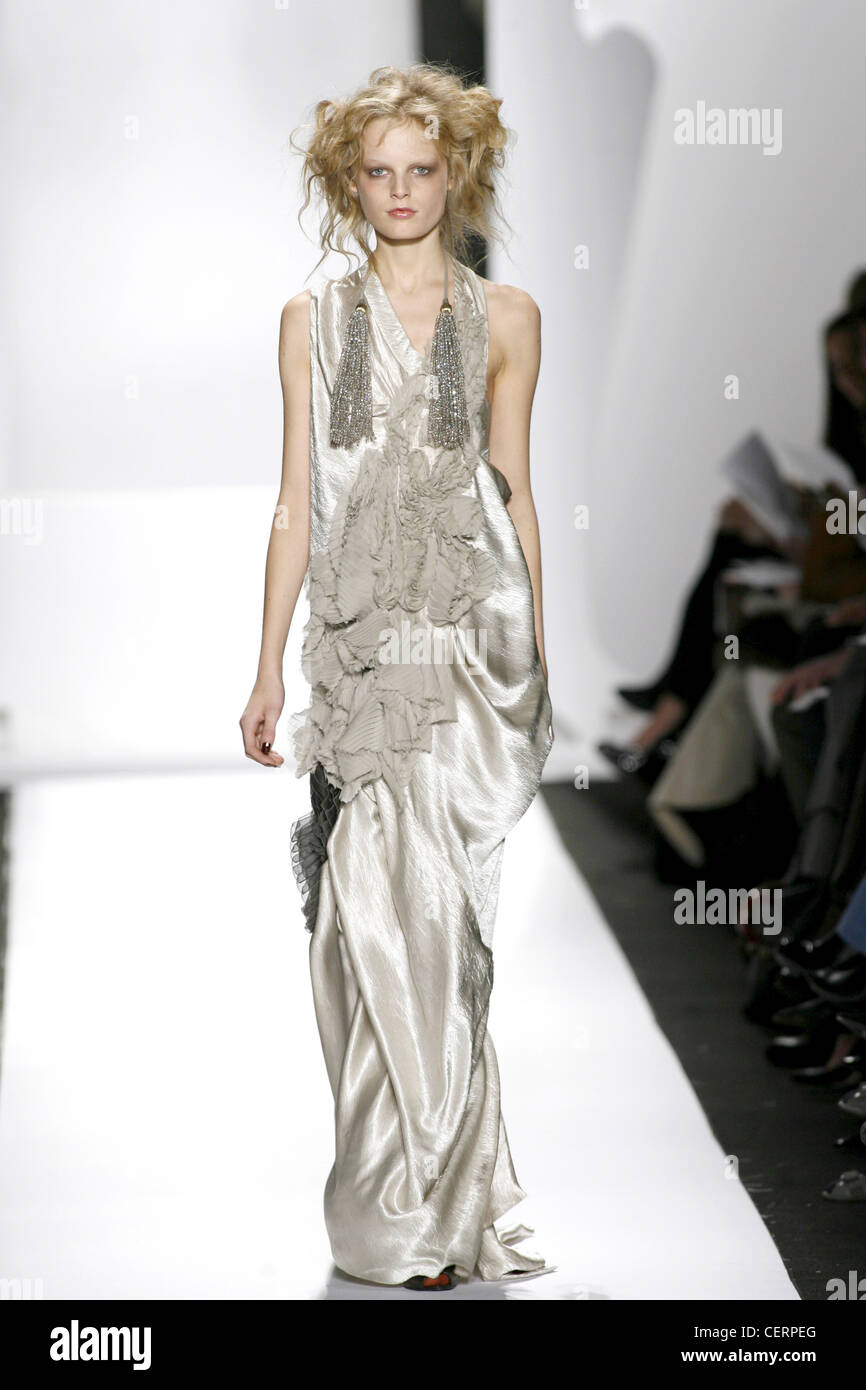 Vera Wang New York Ready to Wear Autumn Winter Soft gold draped flolength  dress with ruffle detail and tassle necklace Stock Photo - Alamy