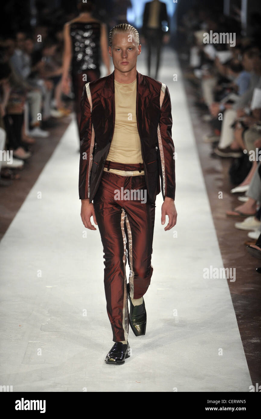Alexander McQueen Milan Ready to Wear Spring Summer Model wearing red shot  silk suit beige details, a beige top and black Stock Photo - Alamy