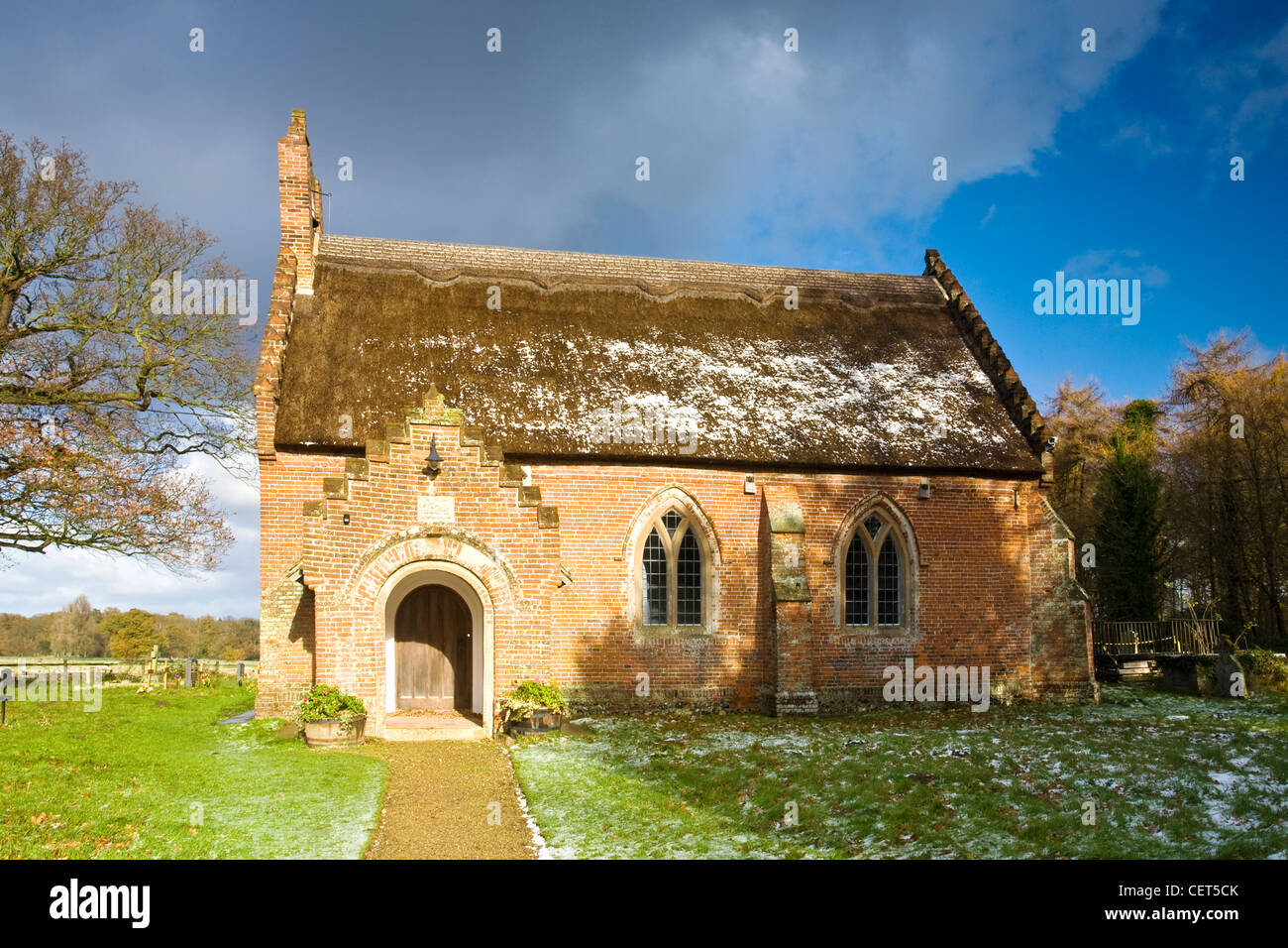 Light snow on the thatched roof of the 17th century church, St Peter, Hoveton. Stock Photo