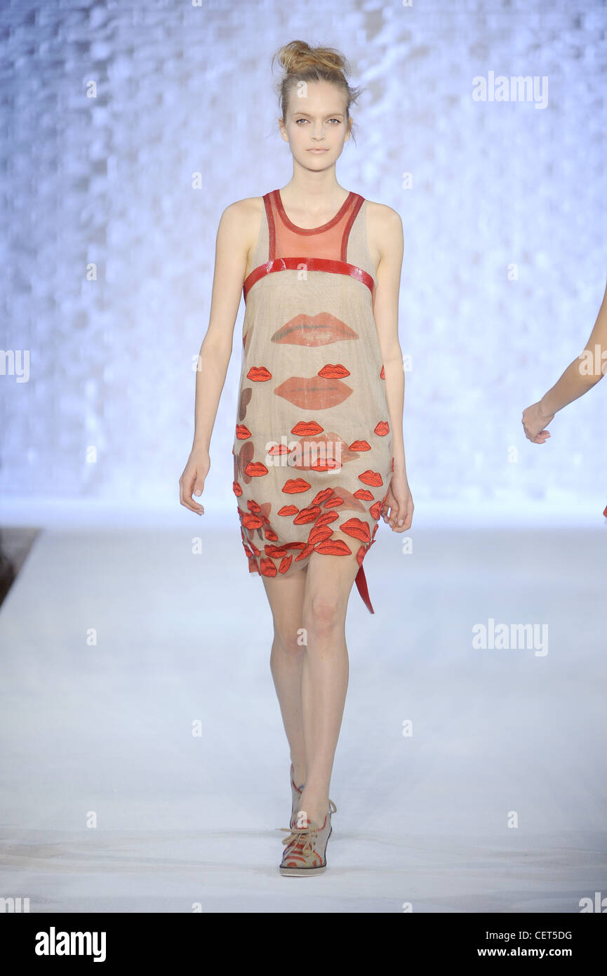 Philosophy di Alberta Ferretti New York Ready to Wear Spring Summer A beige  and red sleeveless dress red lips appliqued and Stock Photo - Alamy