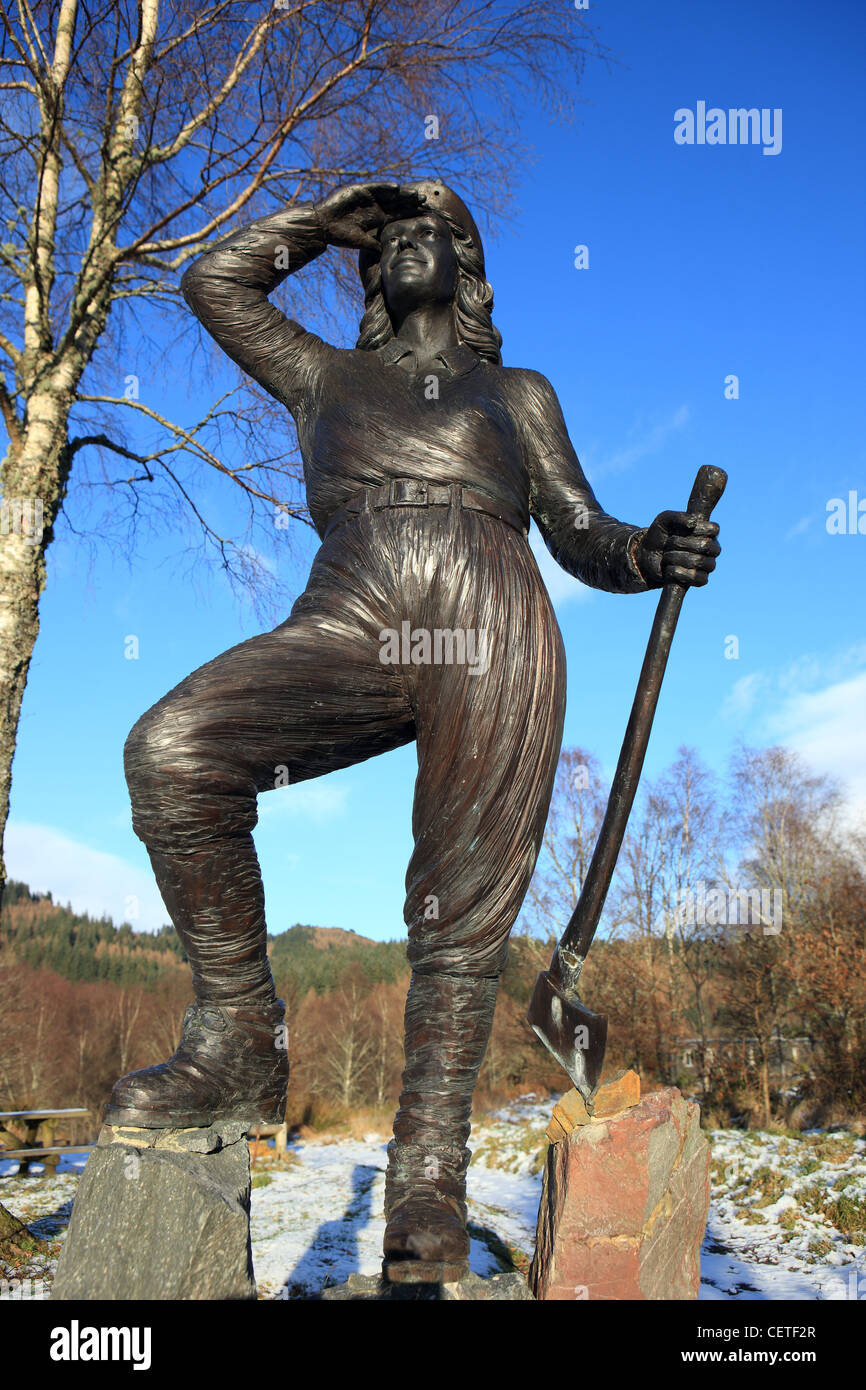 Lumberjill bronze memorial statue a tribute to the brave women who managed the UK forests during World War 2 Stock Photo