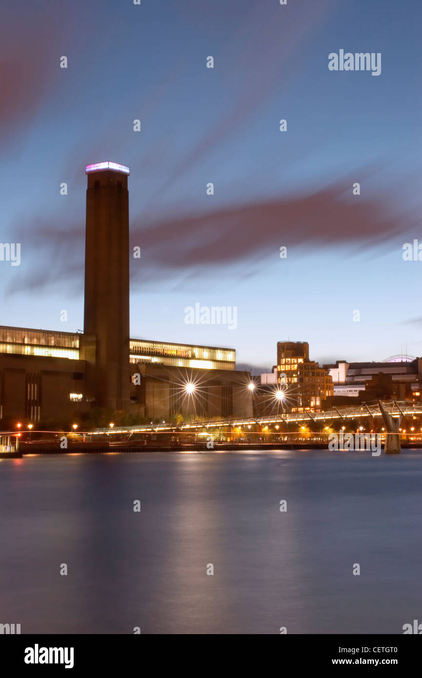 Tate Modern at night. Created in the year 2000 from a disused power station in the heart of London, Tate Modern displays the nat Stock Photo