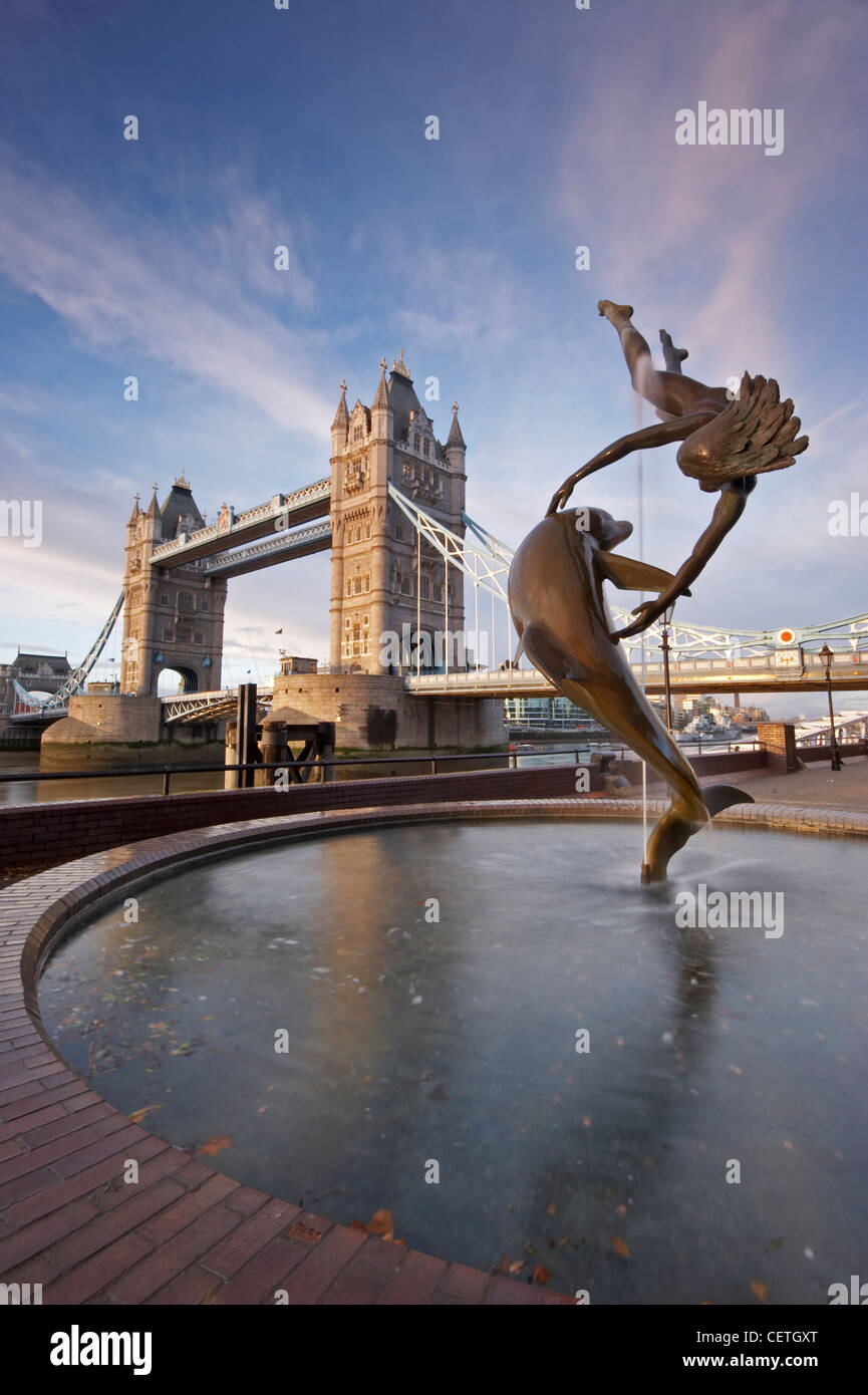 Tower Bridge with Girl and Dolphin fountain by David Wynne. David Wynne, born 1926, is noted for his animal sculptures and the d Stock Photo