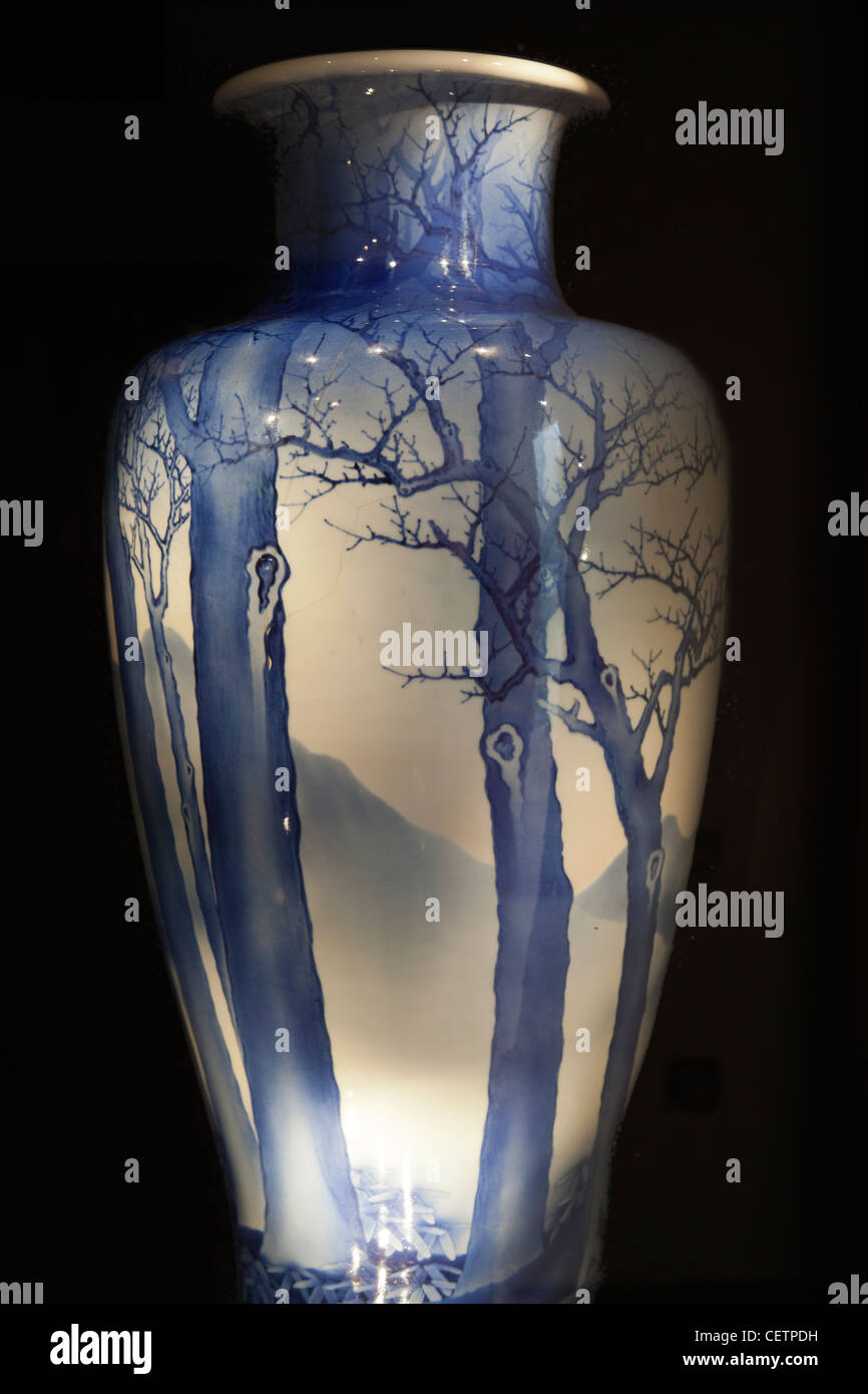 Japanese vase with winter landscape - the Ashmolean Museum, Oxford Stock Photo