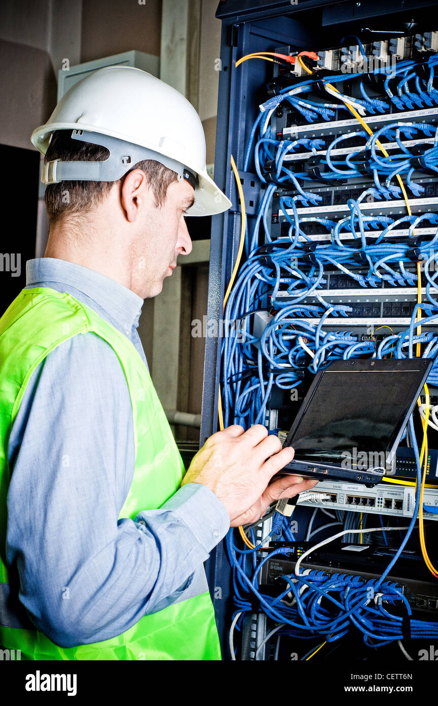 Машиностроение промышленность. Инженер. Машиностроение юар. Африканское машиностроение. Техник lufthansa technik.