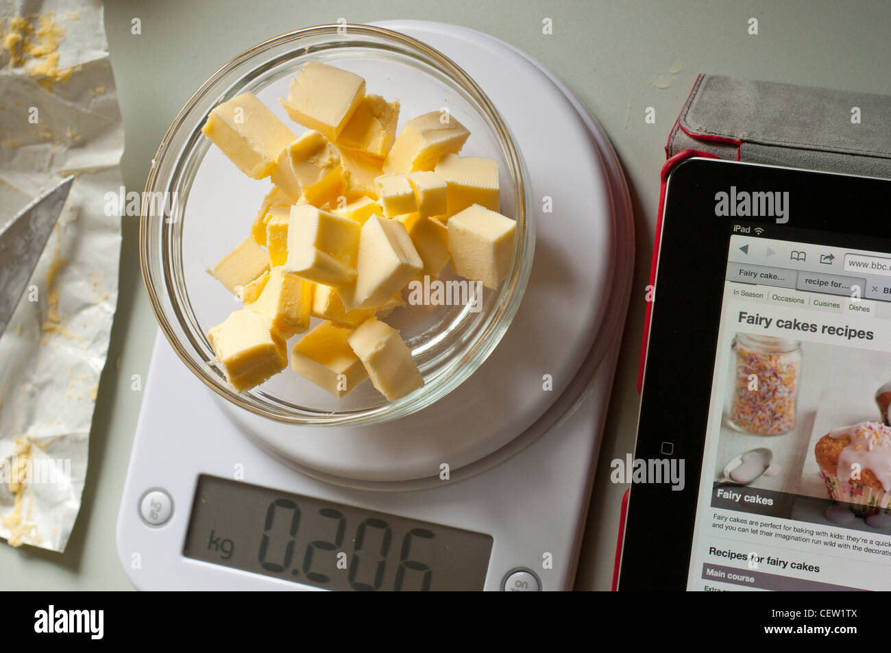 How to use a metric kitchen weighing scales 