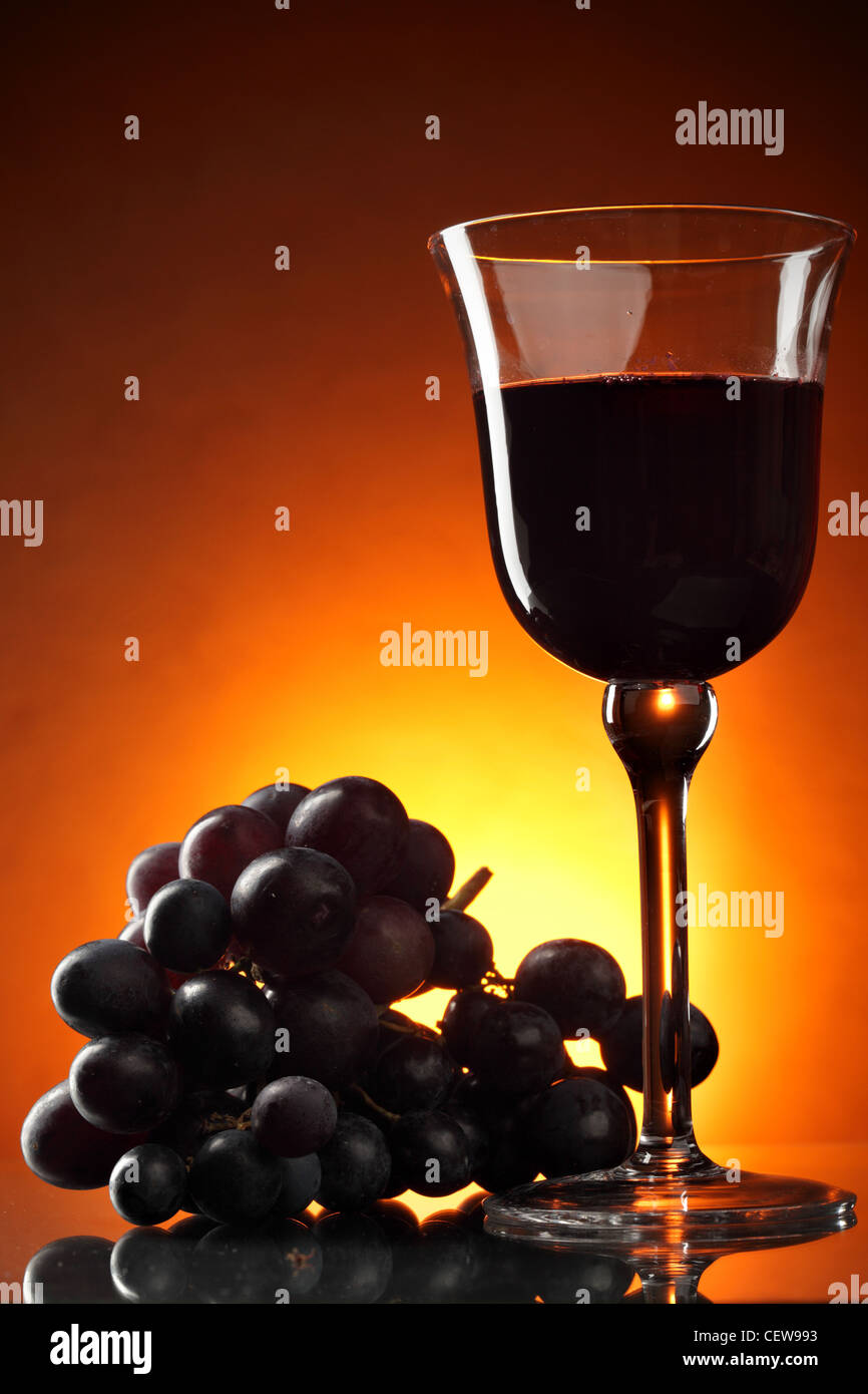Still-life with bunch of grapes and red wine Stock Photo - Alamy