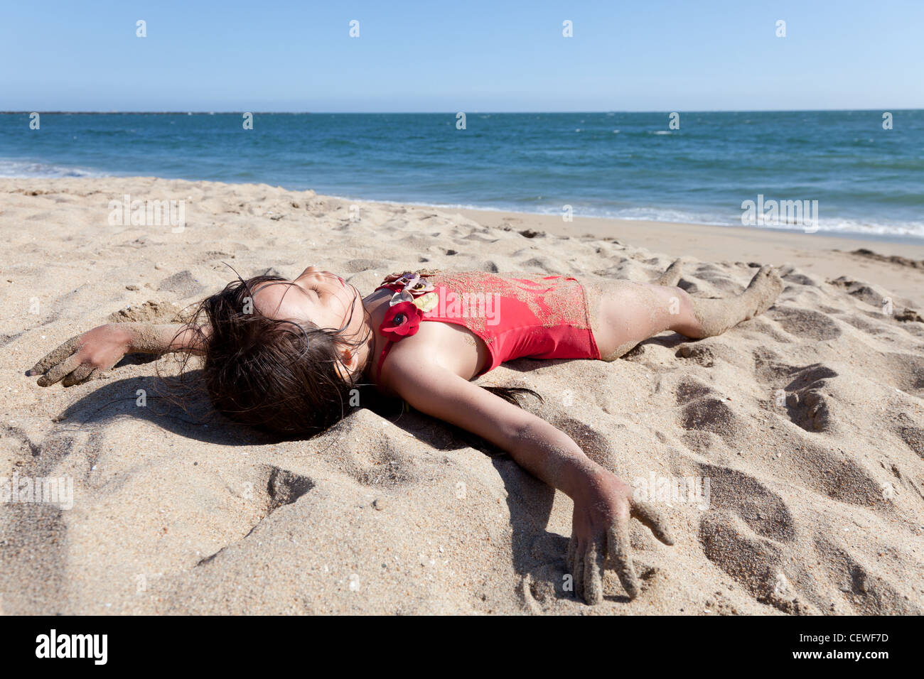 Пока спал на пляже. Девушка заснула на пляже. Уснула на пляже. Девочка дрыхнет на пляже.
