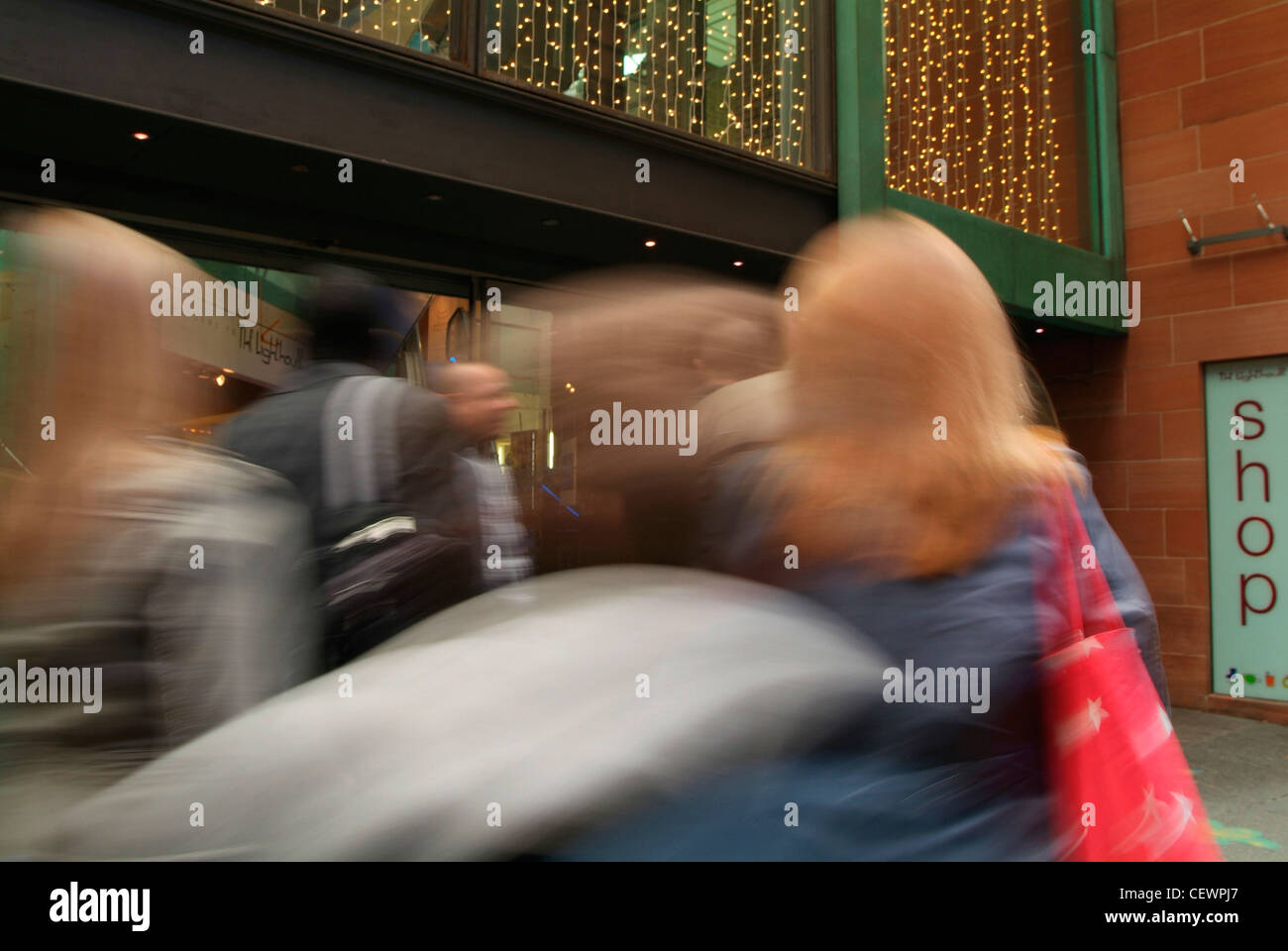 Shoppers in Glasgow. The city centre has three pedestrianised main thoroughfares: Sauchiehall Street, Argyle Street, running par Stock Photo