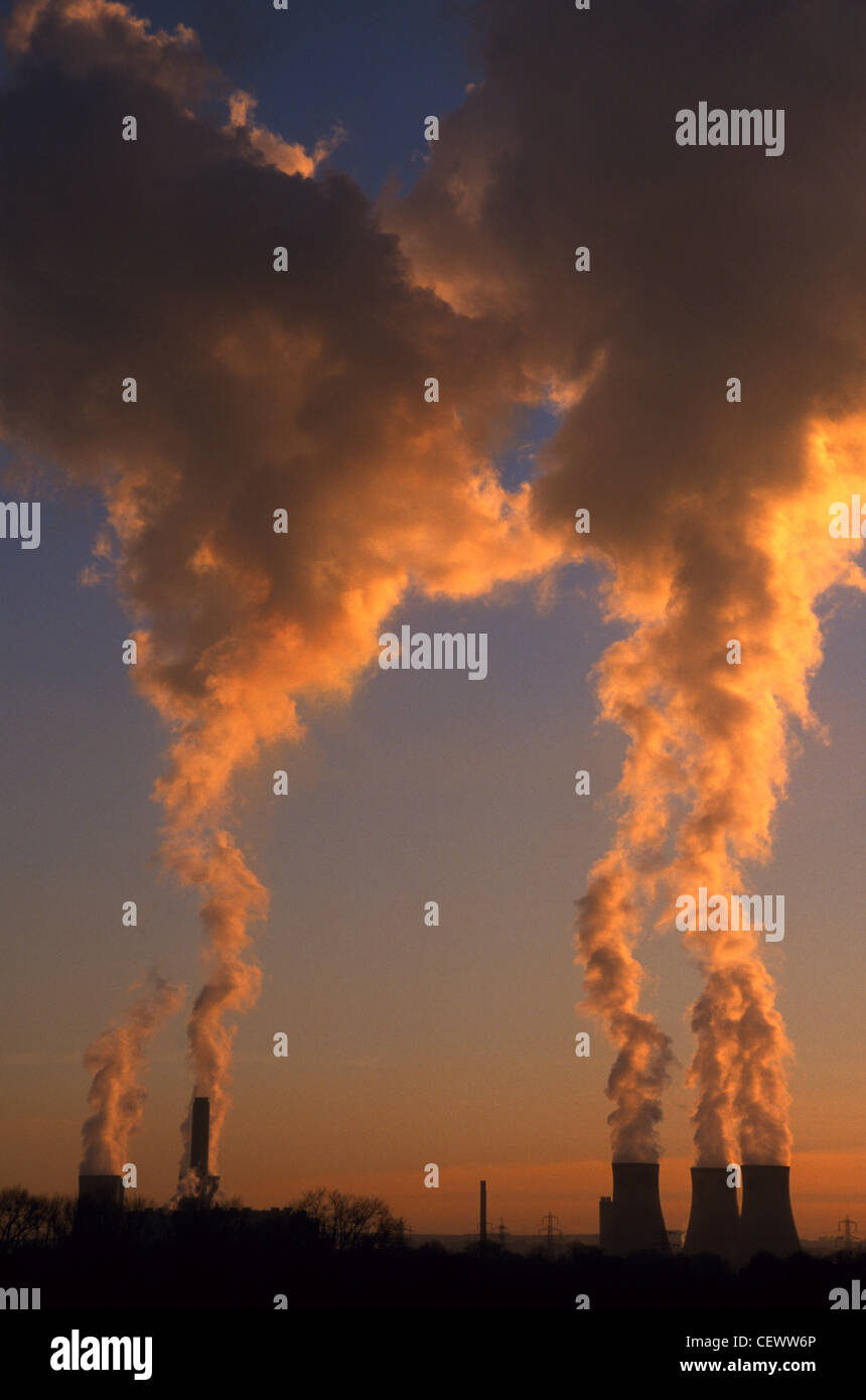 Didcot Power Station smoke plumes at sunset. Stock Photo