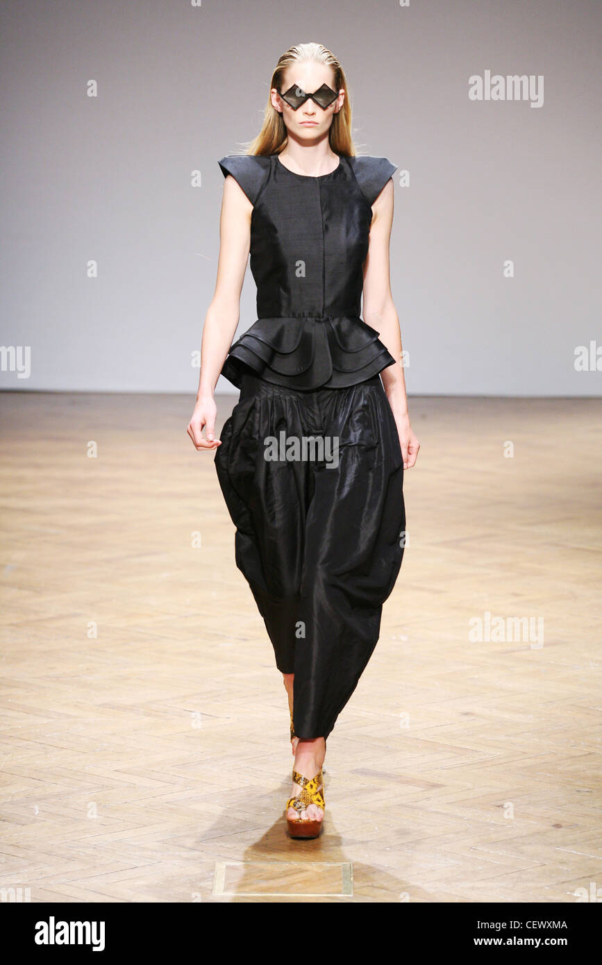 Armand Basi One London Ready to Wear Spring Summer All black: Diagonal  shades with harem trouser suit, and platform shoes Stock Photo - Alamy