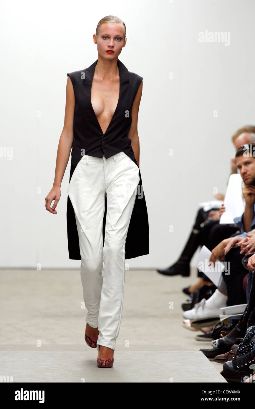 Todd Lynn London Ready To Wear Spring Summer Side Sleek Hair Red