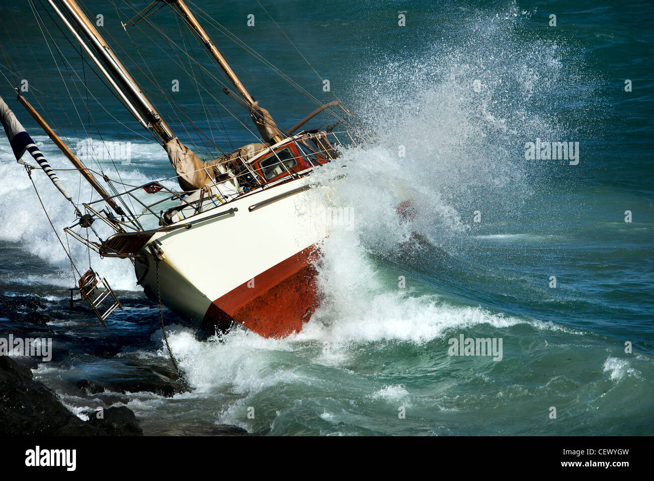 yacht crash on the rocks in stirmy weather Stock Photo - Alamy