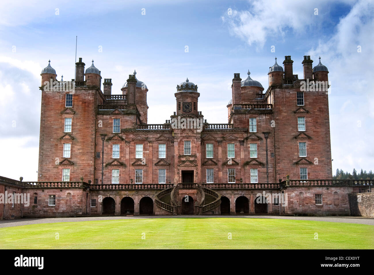 Drumlanrig Castle, the 'Pink Palace' of Drumlanrig, a fine example of late 17th century Renaissance architecture and home to par Stock Photo