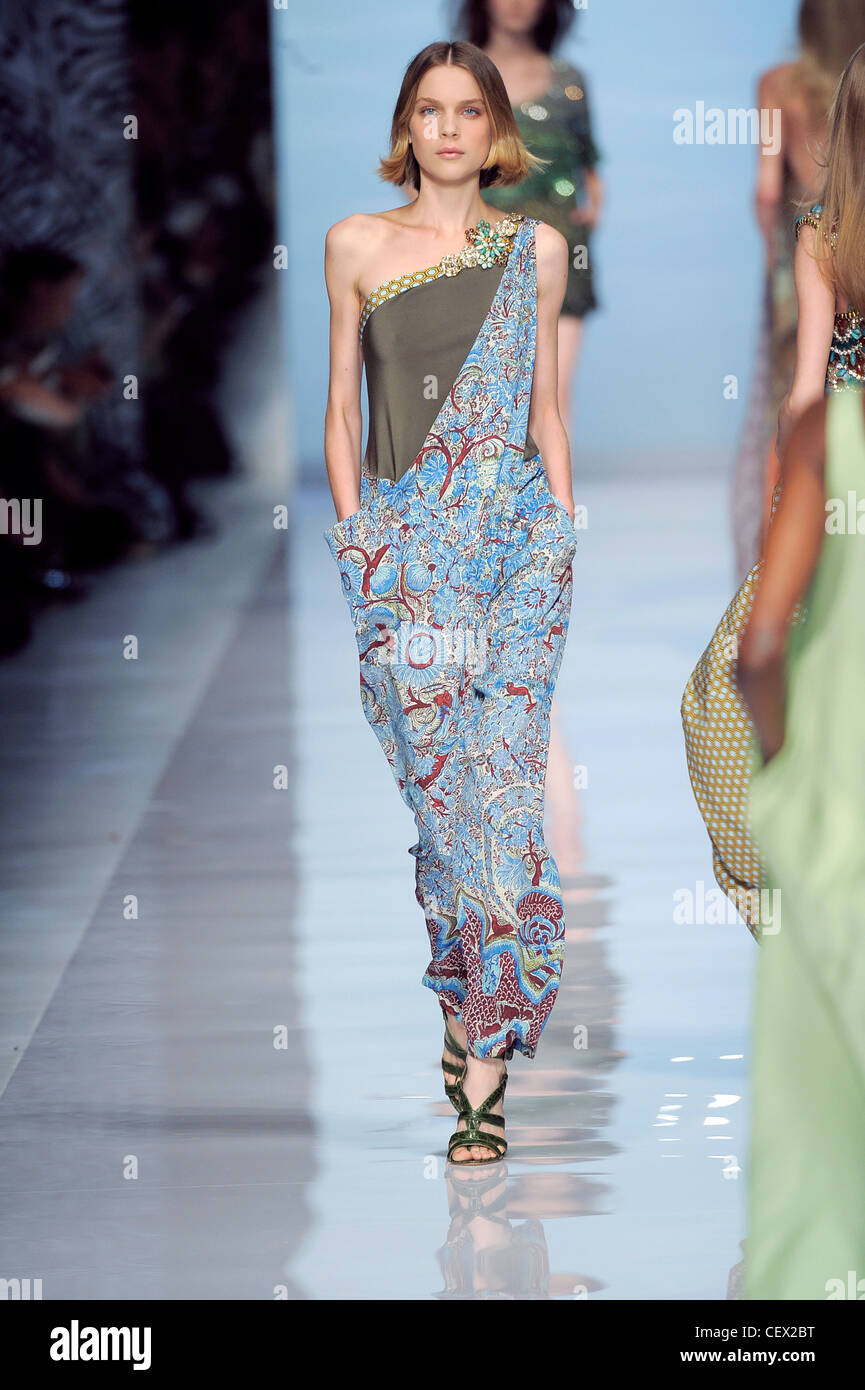 Etro Milan Ready to Wear Spring Summer Asymmetric single sleeve blue paisley print jumpsuit with strappy sandals Stock Photo