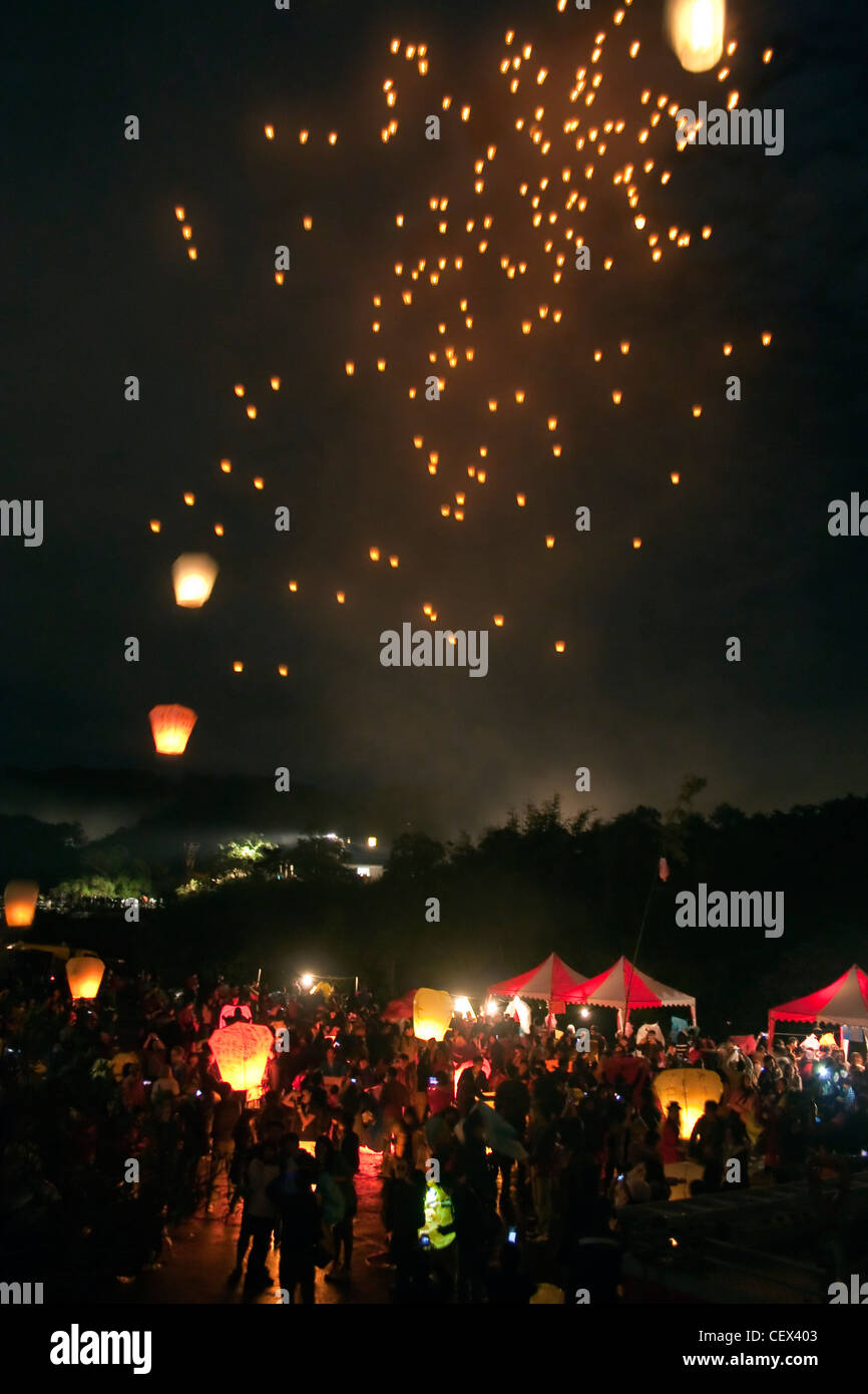 Hundreds of sky lanterns are let off at the Pingxi Sky Lantern Festival, Pingxi, Taiwan Stock Photo