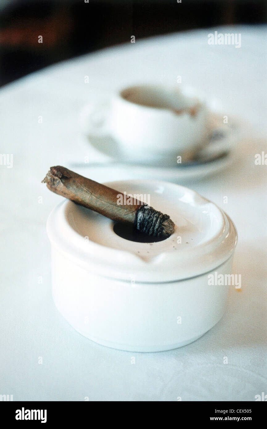 cigarette after dinner After dinner cigar hi-res stock photography and images