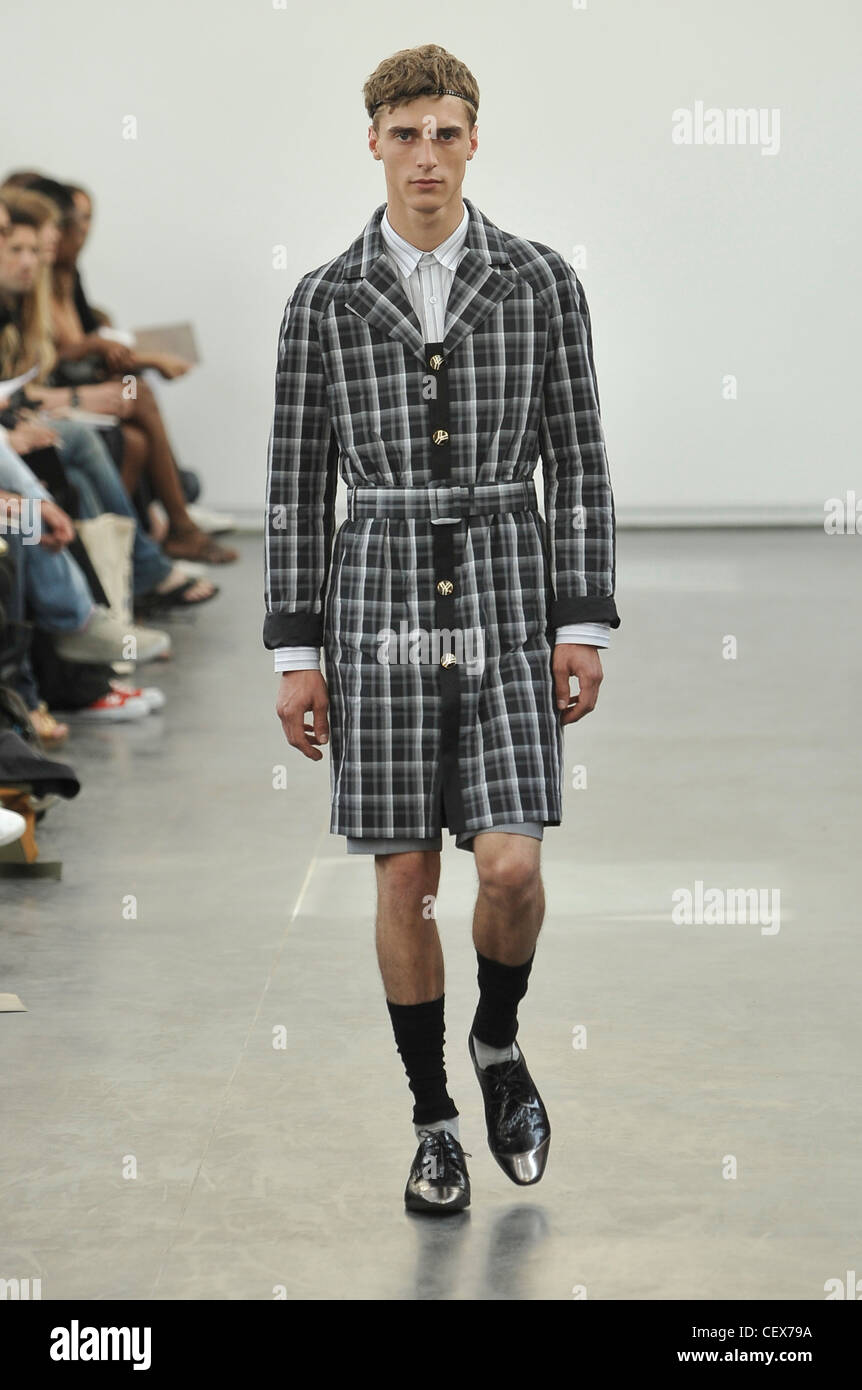 Paris menswear male model wearing hi-res stock photography and images -  Page 3 - Alamy