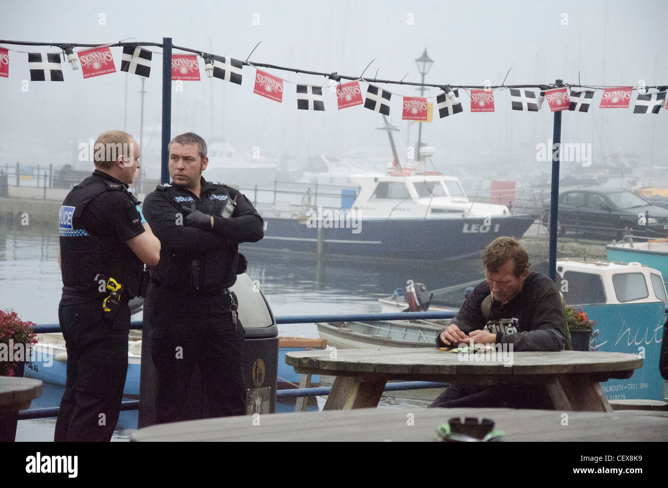 Police keep watch after being called for a disturbance at the chainlocker pub in Falmouth, Cornwall Stock Photo
