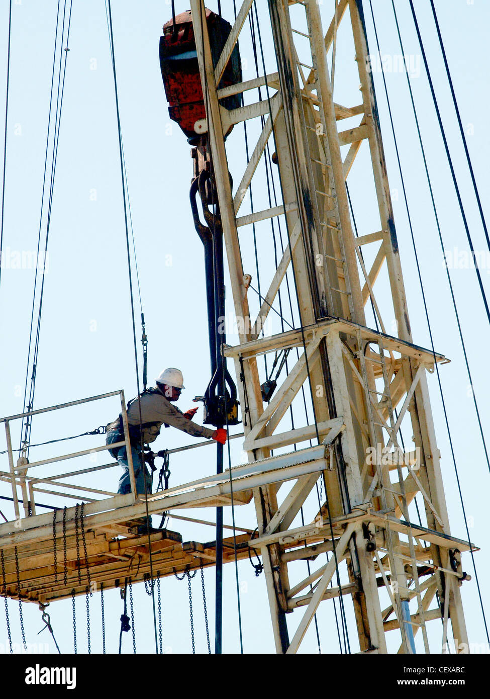 Ft Worth Tex USA - Roughneck on a mobile drilling rig pulls pipe after fracking. Stock Photo