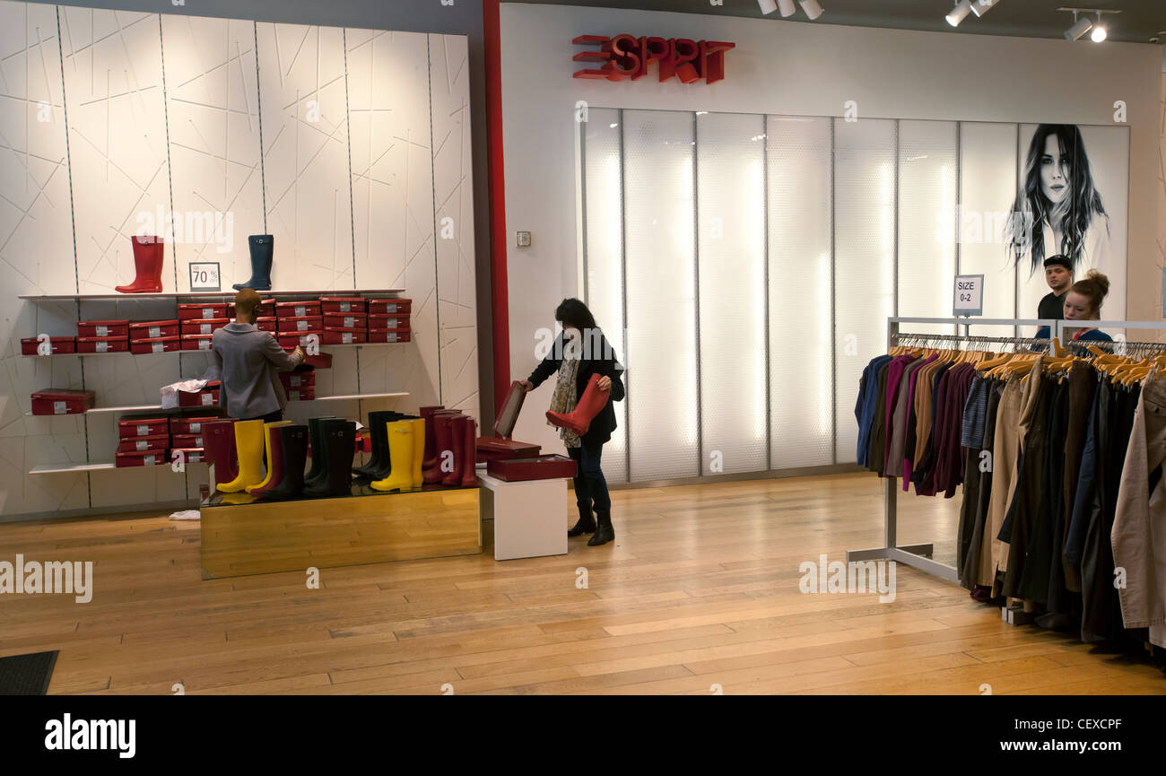 An almost empty Esprit clothing store on Fifth Avenue in New York Stock  Photo - Alamy
