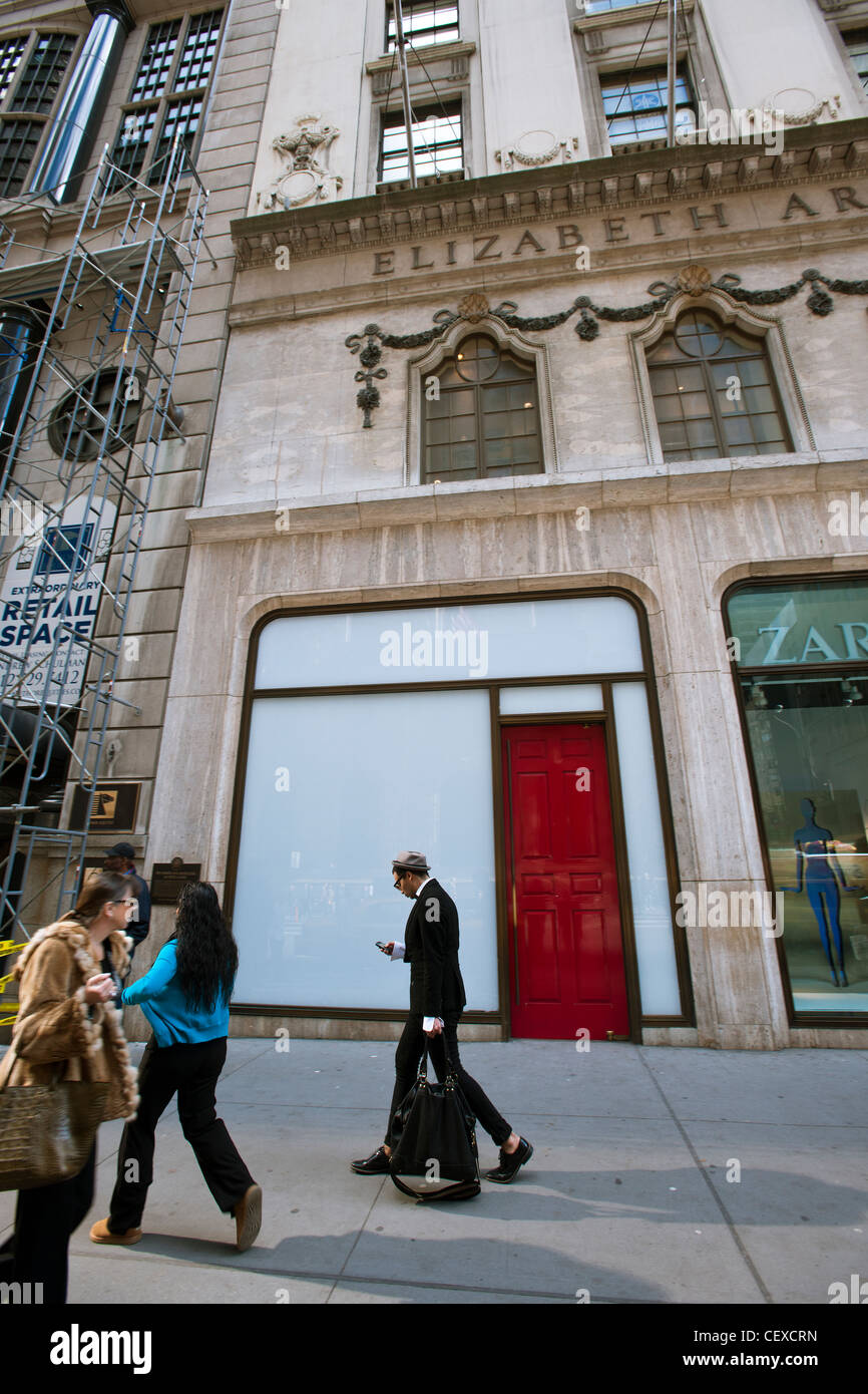 The vacant Elizabeth Arden Red Door Spa space at 691 Fifth Avenue in New York Stock Photo