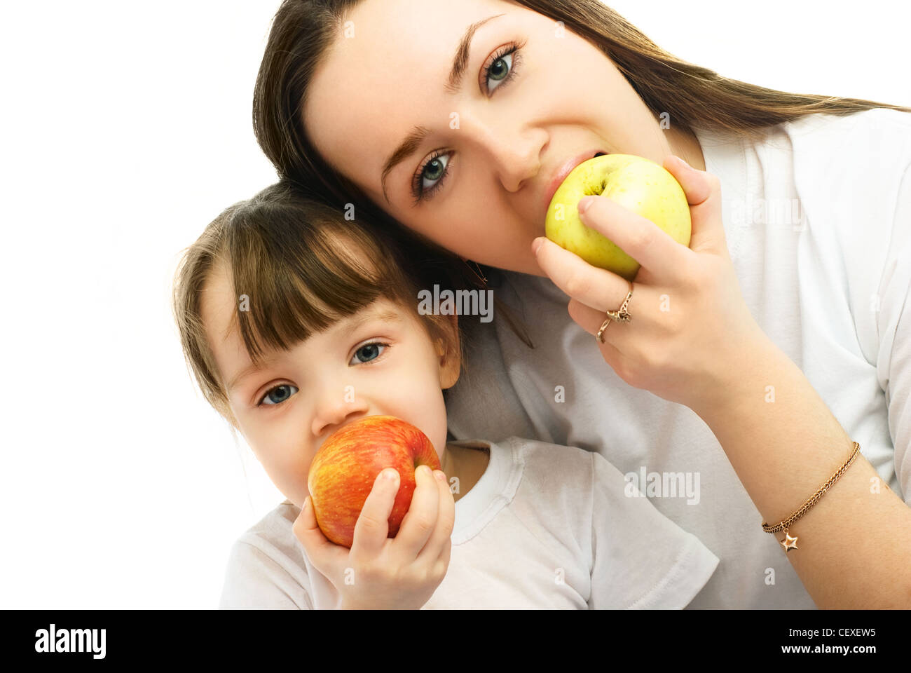 Мама ест яблоко. Яблоки при грудном вскармливании. Зелёные яблоки при грудном вскармливании. Мама кушает яблоко. Дочь мама яблоки.