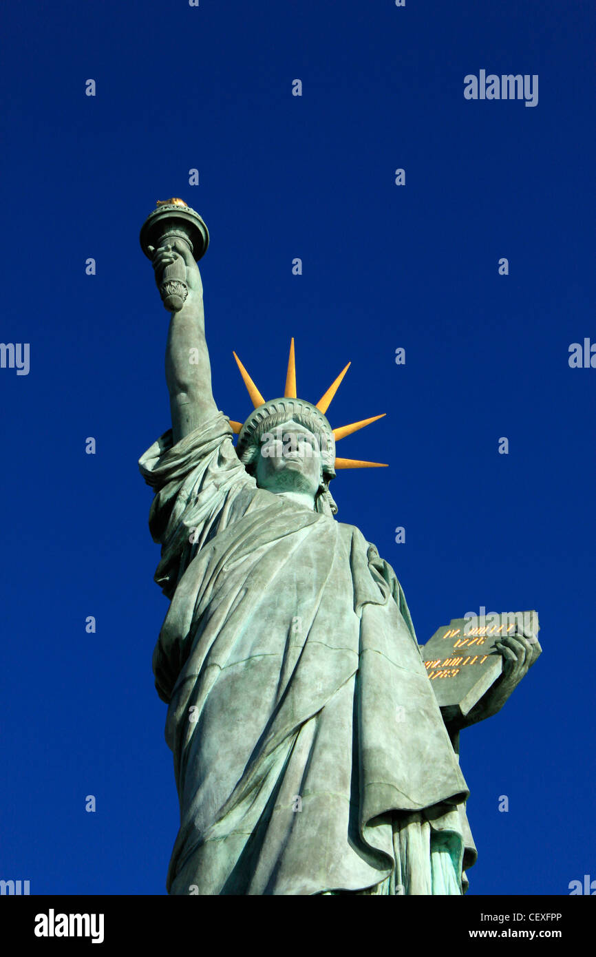 The Statue of Liberty, Paris, France, December 26, 2011 Stock Photo Alamy